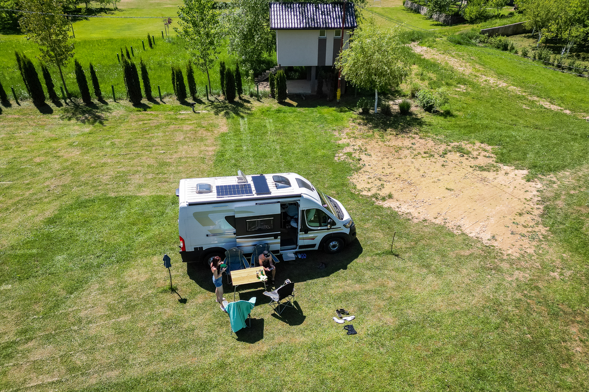 请将下面的论文进行润色及改写：带动了整个中国民众对房车的认识和热情