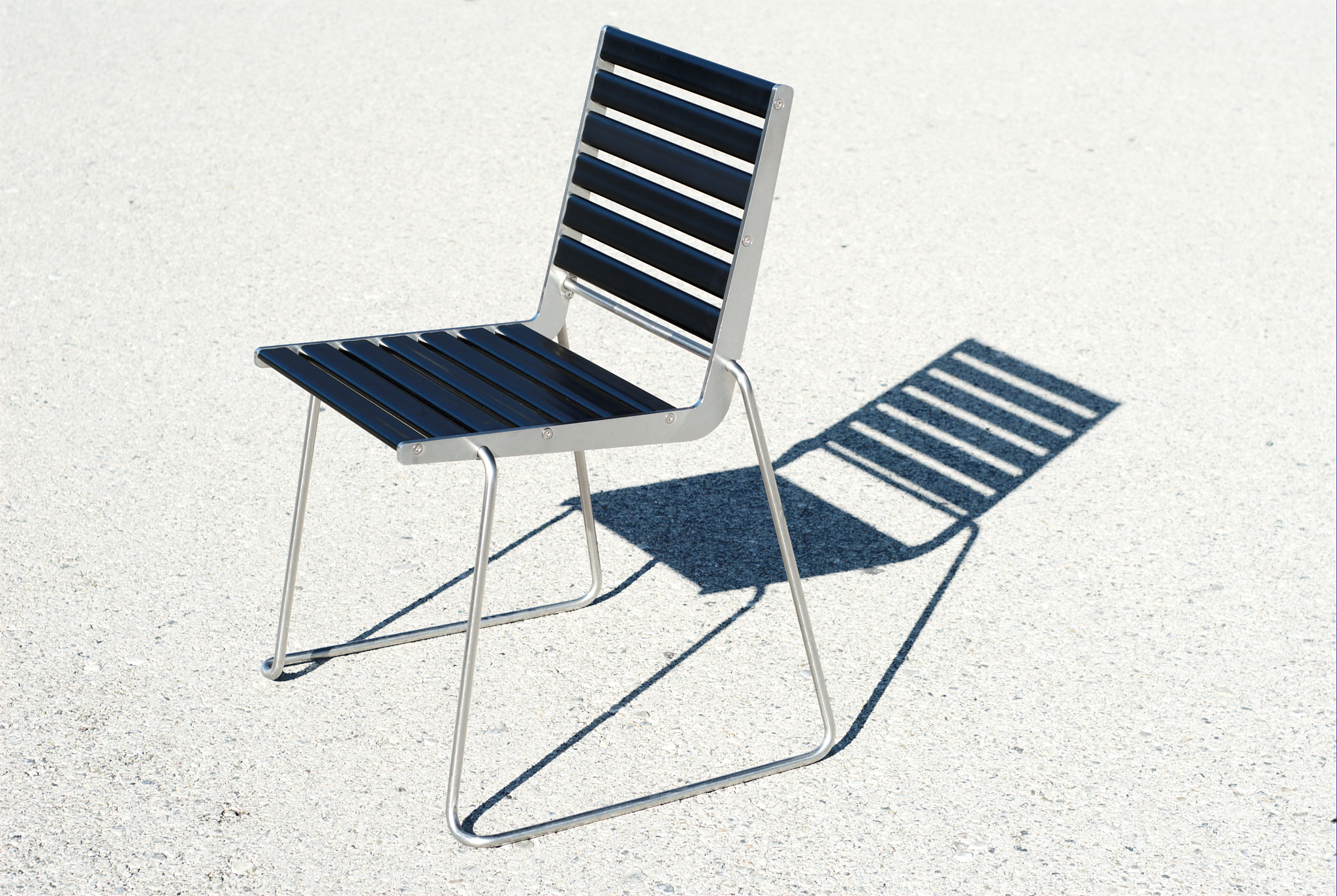 Weather resistant PE rattan provides durability and prevents sultry in hot summerMade of superior steel frame for a strong weight capacityErgonomic armrest and soft head pillow for comfortable sitting