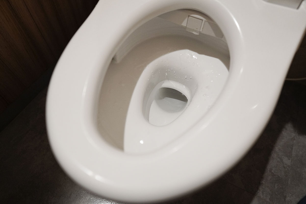 马桶进水口安装位置：左侧还是右侧？