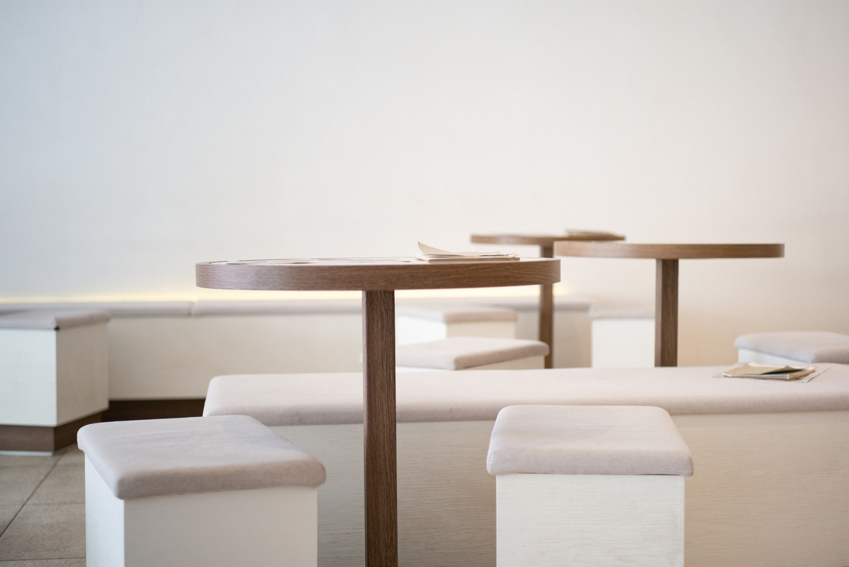 2765854041：请帮我写家具设计的毕业设计总结500字		家具设计是一门与人们生活息息相关的艺术设计学科其目的是为人们提供更加舒适、美观、实用的生活环境。在本次毕业设计中我以现代简约风格家具设计为主题通过对市场调研、设计方案的制定、材料的选择、制作过程的实施等环节的探索最终完成了一套优秀的现代简约风格家具设计作品。在本次毕业设计中我首先进行了市场调研通过对家具市场的了解了解了目前市场上的家具