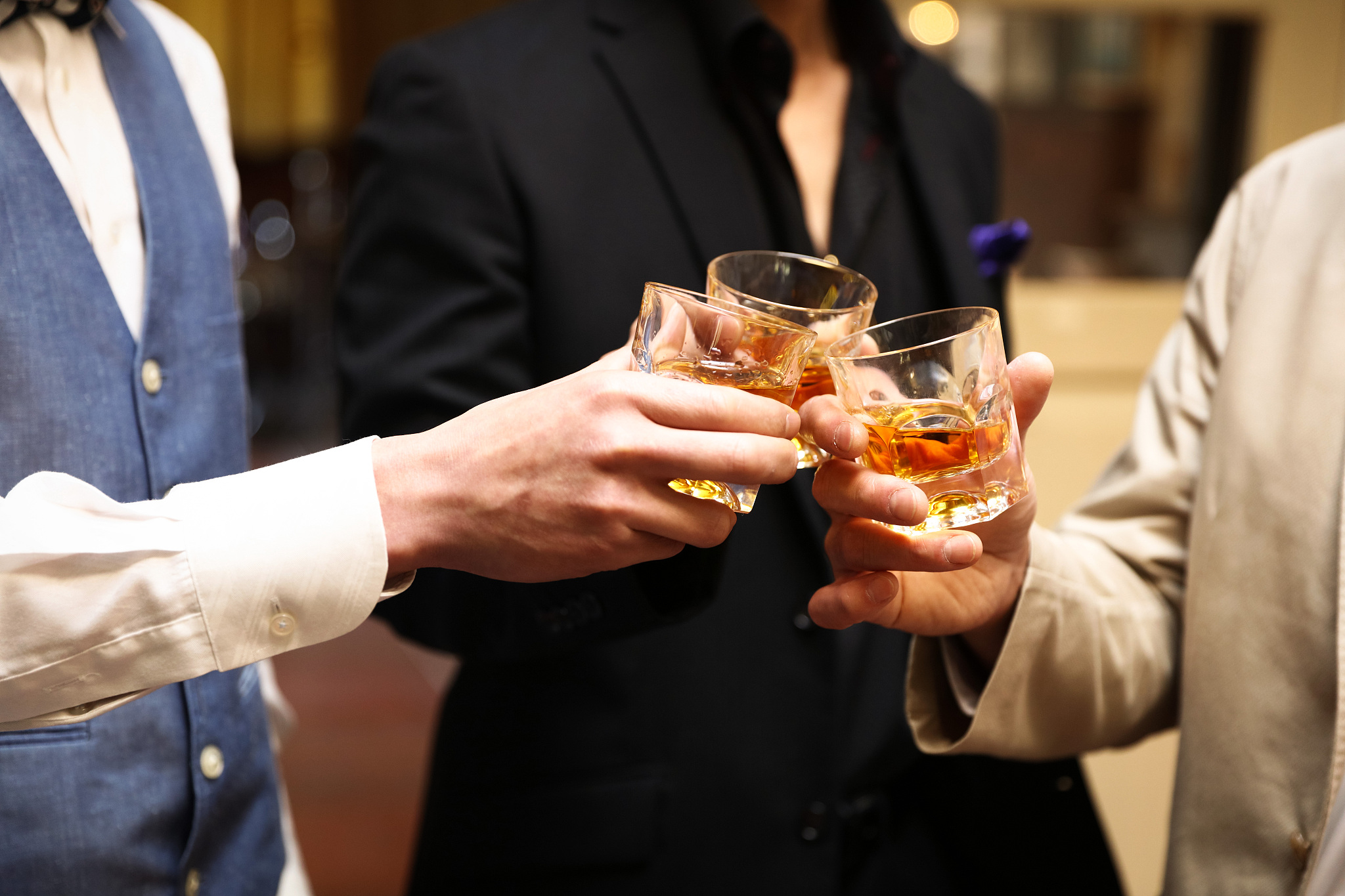 在酒桌上给领导敬酒领导说我不够资格给他敬酒我该如何回应？