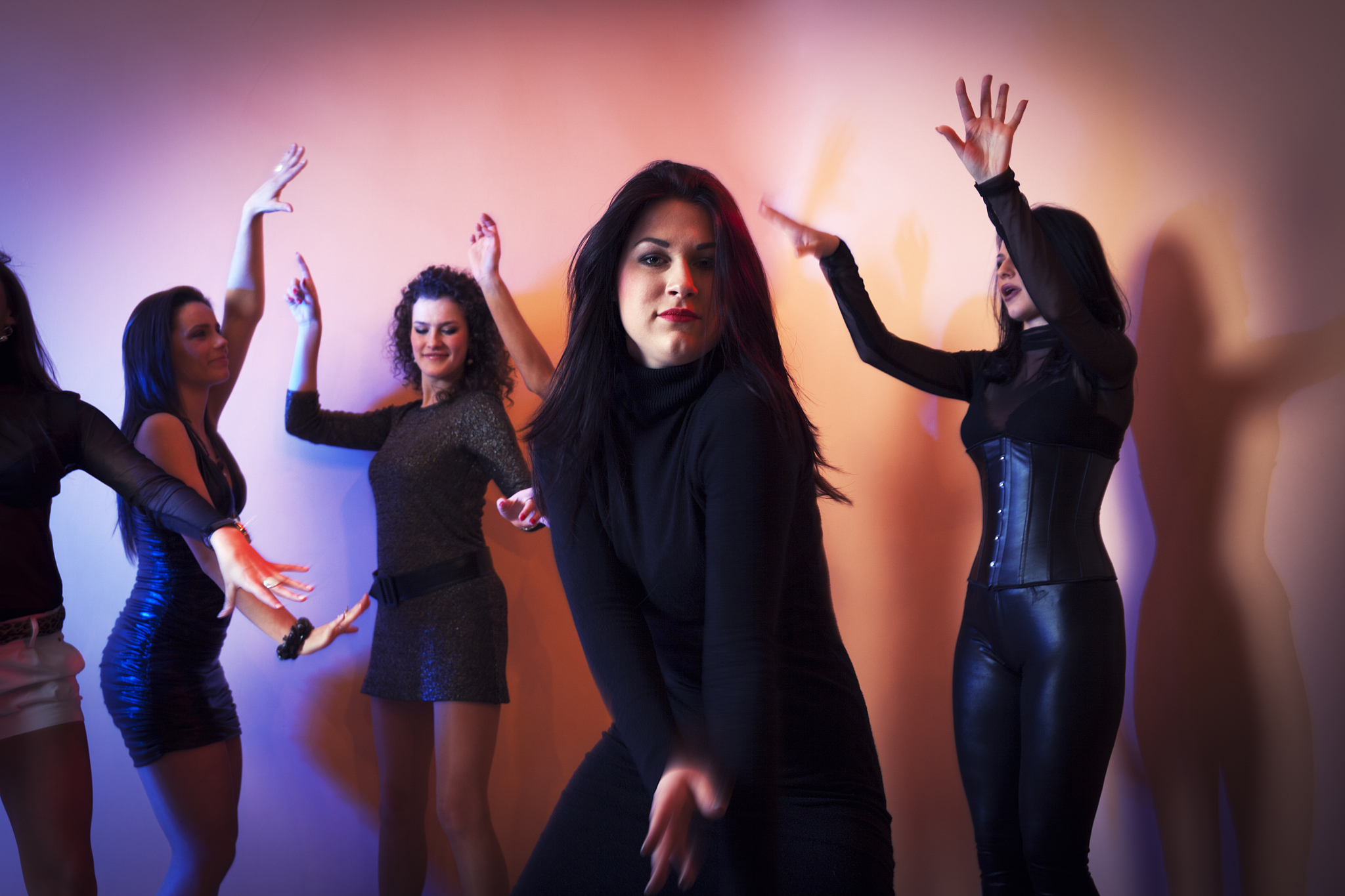 用英语描述赛博朋克的少女沐浴