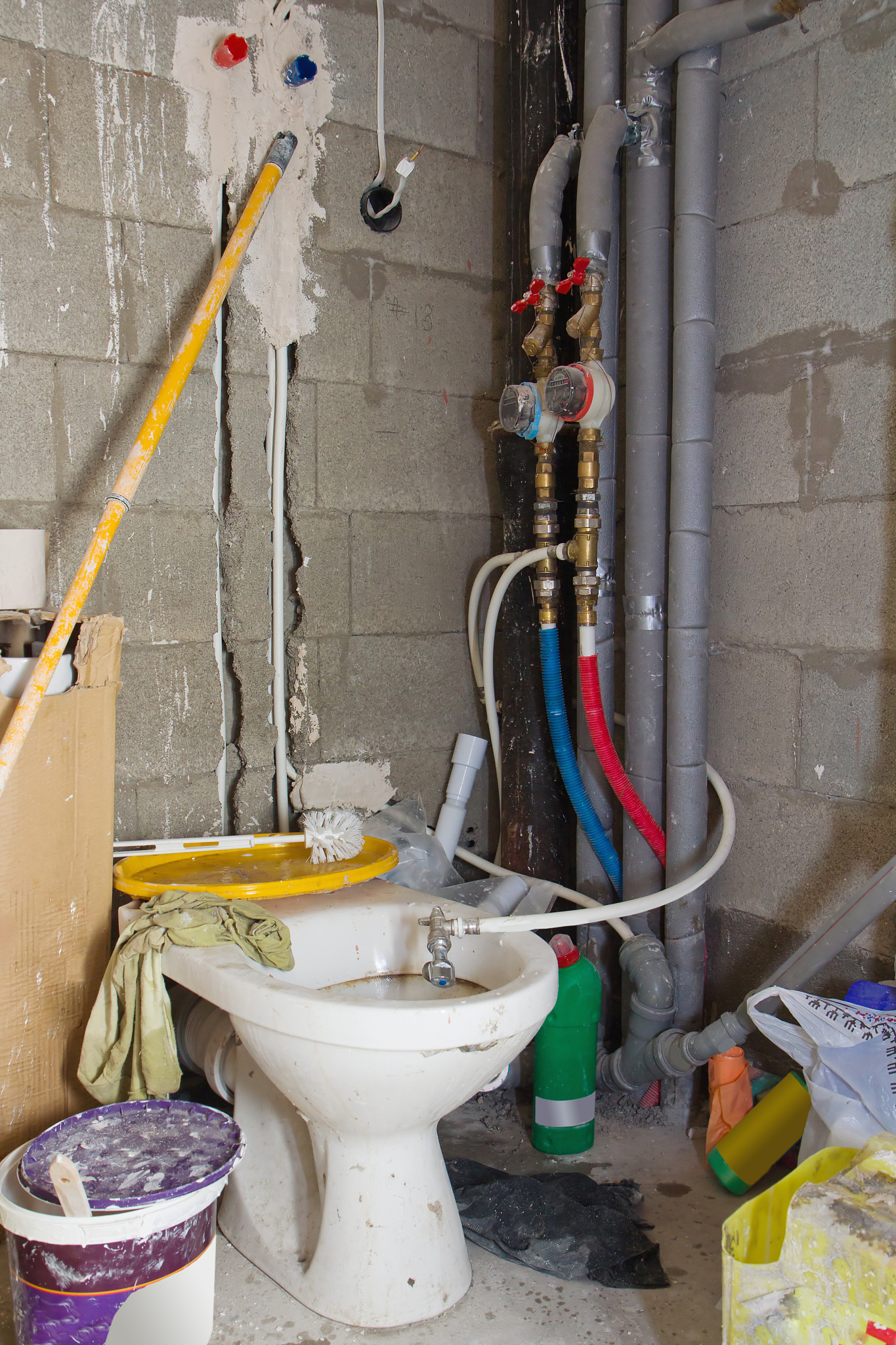 你好老师空间位置都是有的你的意思是那还是排水问题吗之前是没有预留排水管我如果要装的话排水这个排水很困难吗因为我是女孩子嫁进他们家的我公公就说一开始没有装如果后面再加个卫生间的话会很麻烦加不了的意思我想知道是有多麻烦就是哪方面比较麻烦就是这个排水吗？如果弄排水的话大约是个什么流程呢 详细流程给我说下