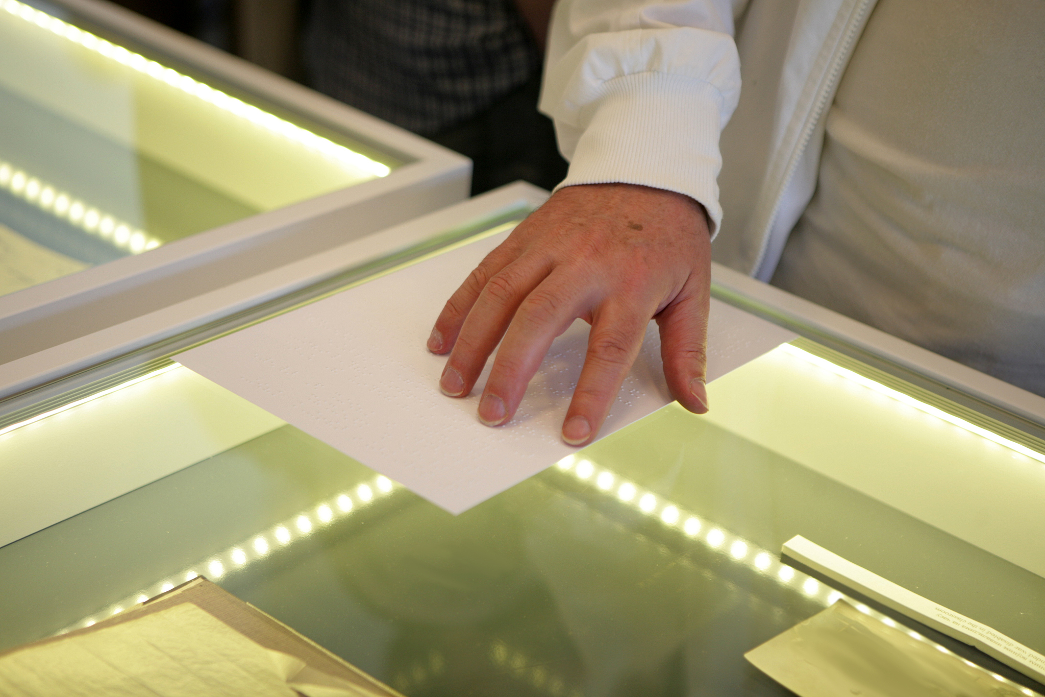 有没有会盲文的摸一下什么意思？⠠⠓⠑⠽⠀⠇⠊⠞⠞⠇⠑⠀⠛⠊⠗⠇⠀⠏⠇⠑⠁⠎⠑⠀⠙⠕⠝⠄⠞⠀⠑⠭⠏⠕⠎⠑⠀⠽⠕⠥⠗⠎⠑⠇⠋⠀⠕⠝⠀⠞⠓⠑⠀⠠⠊⠝⠞⠑⠗⠝⠑⠞⠲⠀⠠⠊⠞⠀⠊⠎⠀⠞⠓⠑⠀⠃⠥⠎⠊⠝⠑⠎⠎⠀⠞⠕⠀⠇⠑⠁⠗⠝⠀⠍⠕⠗⠑⠀⠁⠝⠙⠀⠊⠍⠏⠗⠕⠧⠑⠀⠽⠕⠥⠗⠀⠅⠝⠕⠺⠇⠑⠙⠛⠑⠲⠀⠠⠇⠑⠞⠀⠍⠑⠀⠞⠑⠎⠞⠀⠽⠕⠥⠀⠋⠕⠗⠀⠁⠀⠏⠕⠎⠞⠛⠗⠁⠙⠥⠁⠞⠑⠀⠟⠥⠑⠎⠞⠊⠕⠝⠲⠀⠠⠺⠓⠊⠉⠓⠀⠕⠋⠀⠞⠓⠑