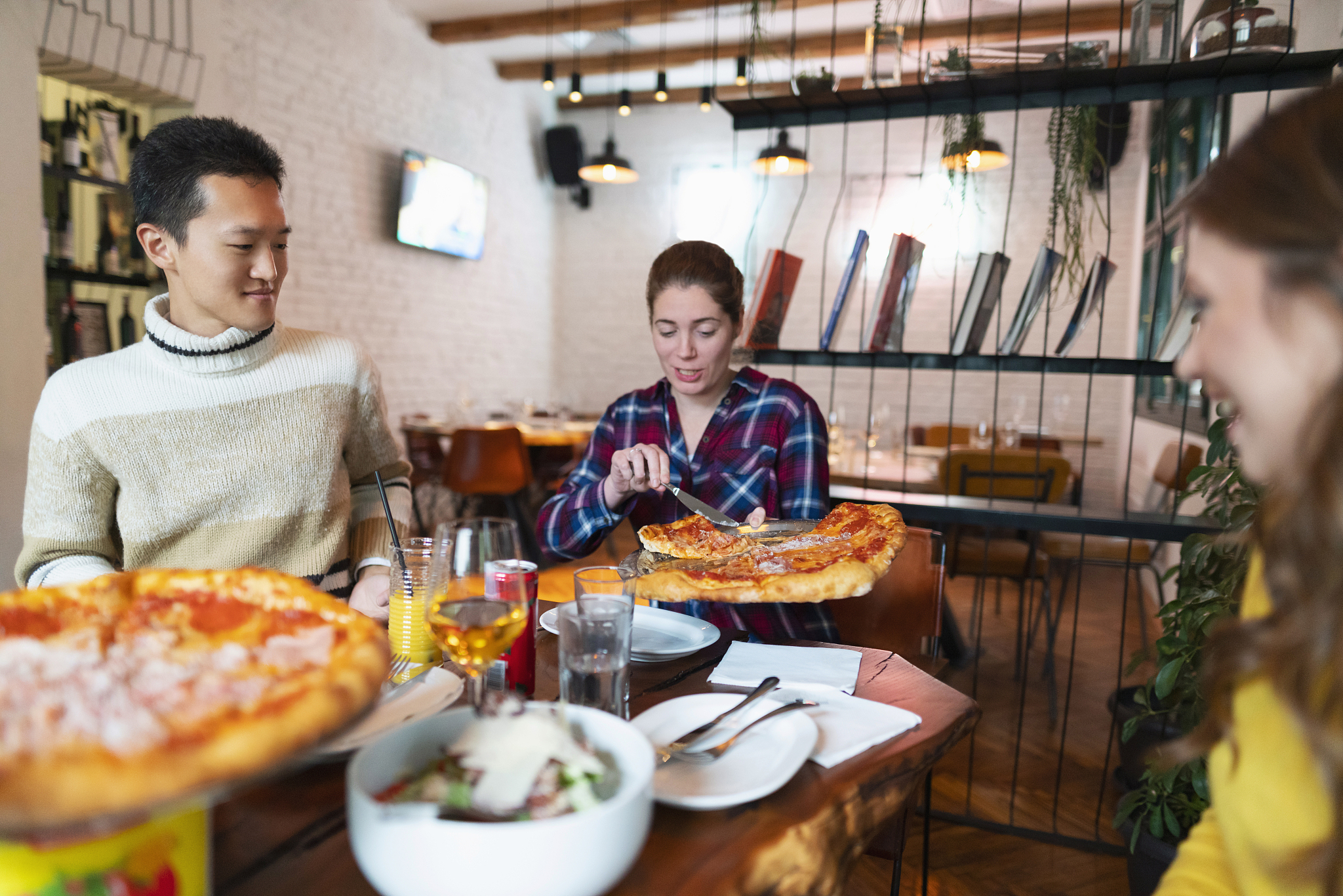 以《中餐厅第二季》：明星们的餐饮创业之路为题写一篇1200字文章