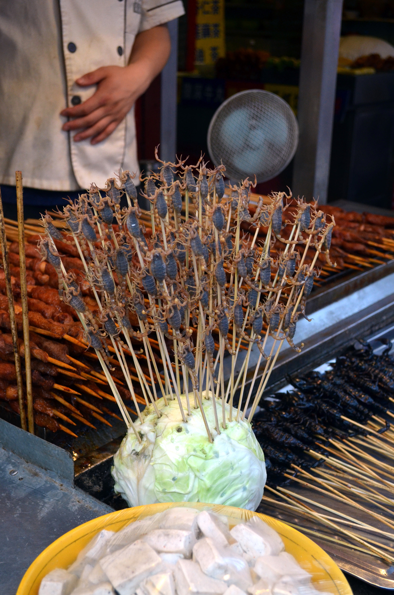 揭秘夜市爆款铁板鱿鱼背后的秘密，你真的敢吃吗？