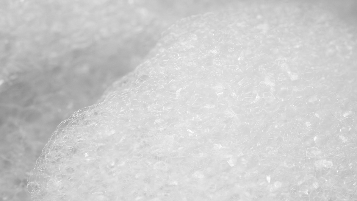 白色橡胶氯化黄变原因分析