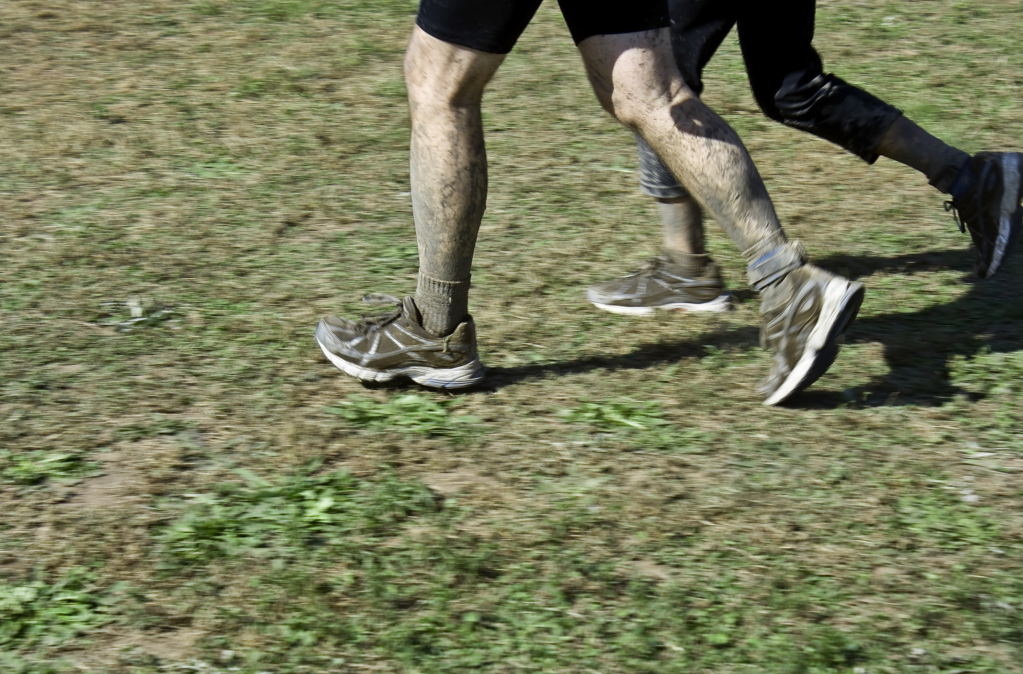 分析小鞋子越野赛跑片段 脚步声、妹妹的声音、呼吸声、鸟叫声以及没有背景音乐的作用