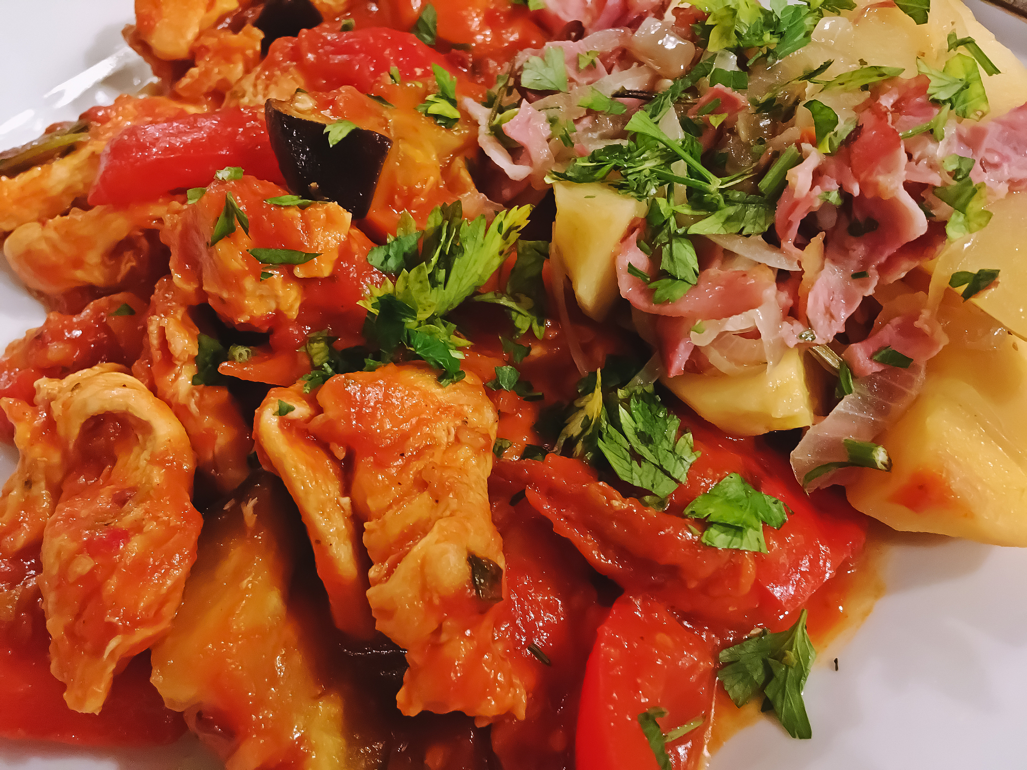 50字香肠炒蛋、口水鸡美食评价 - 香味浓郁，鲜嫩多汁！