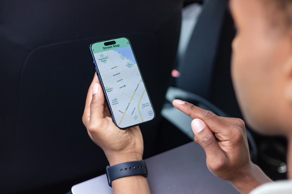 帮我把下面这段话提炼一下1具有指向且实时显示功能能够清晰知道自己所想控制的设备2操作方式多元化可以在不同场合实现不同功能和效果3由于是穿戴设备控制设备时可以省去大量中间环节直接手势操作。