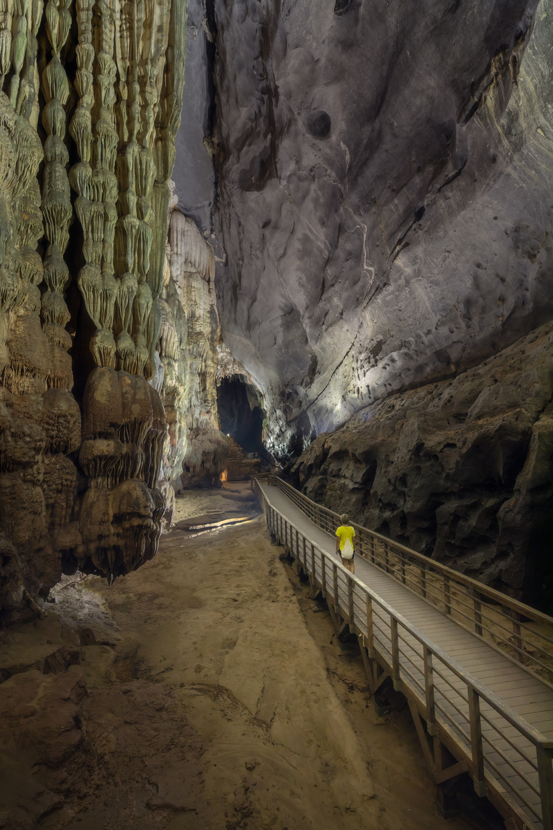 少年探险地下溶洞,感叹大自然鬼斧神工 少年探险地下溶洞,感叹大自然鬼斧神工