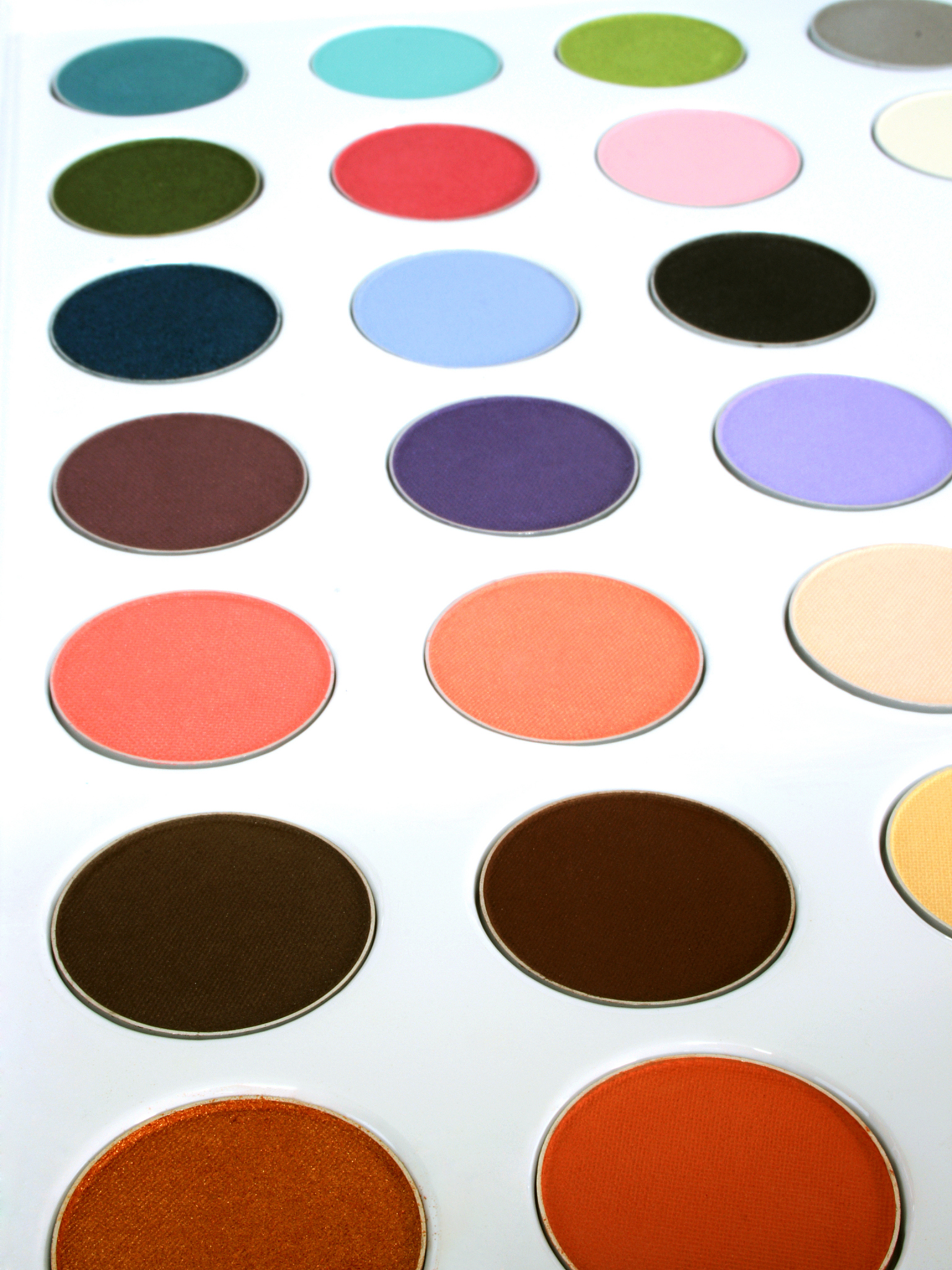 Experiment with more adventurous combinations like brown and black accented with a red belt翻译