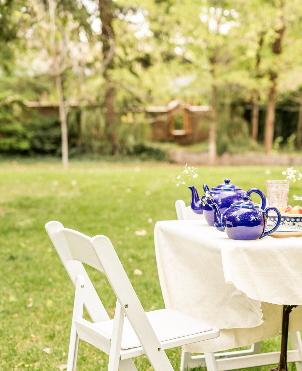 周末快乐时光：阳光、咖啡、公园散步和家人陪伴