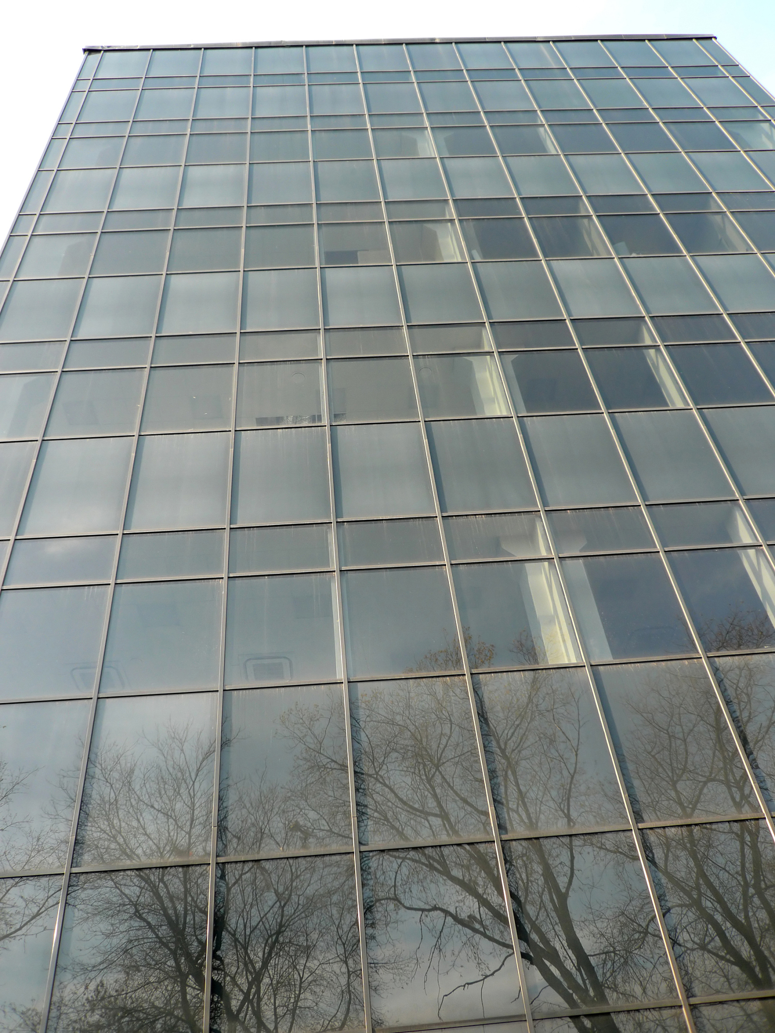 全树脂流水幕墙造价高？与水泥纤维树脂组合对比分析