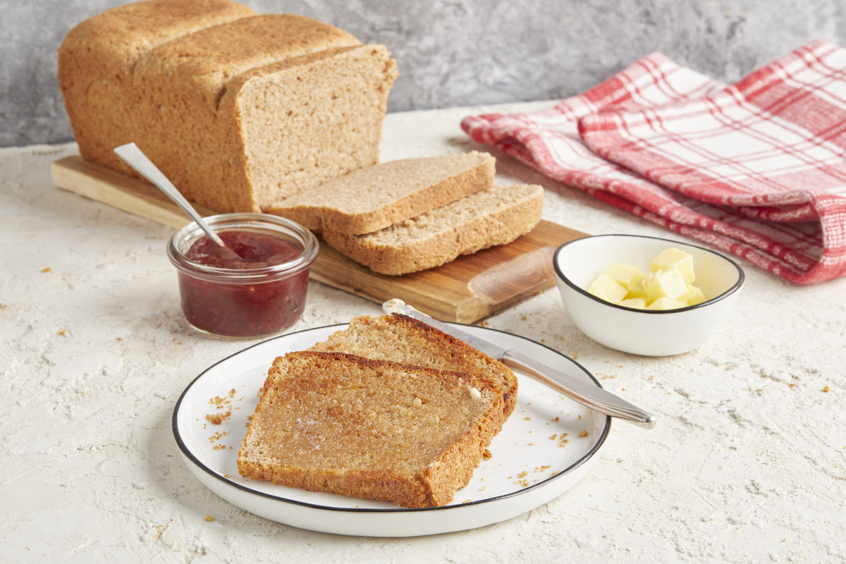 小麦胚芽 吐司材料：- 小麦胚芽粉 100克- 高筋面粉 300克- 酵母 5克- 盐 5克- 糖 20克- 牛奶 150毫升- 温水 100毫升- 黄油 30克步骤：1 将小麦胚芽粉、高筋面粉、酵母、盐和糖混合在一起。2 加入牛奶和温水揉成面团。3 加入黄油继续揉至面团光滑有弹性。4 将面团放在盆中盖上湿布放在温暖的地方发酵1小时。5 取出面团排气揉成长条状再分成适量的小块。6 将小块揉成圆形放