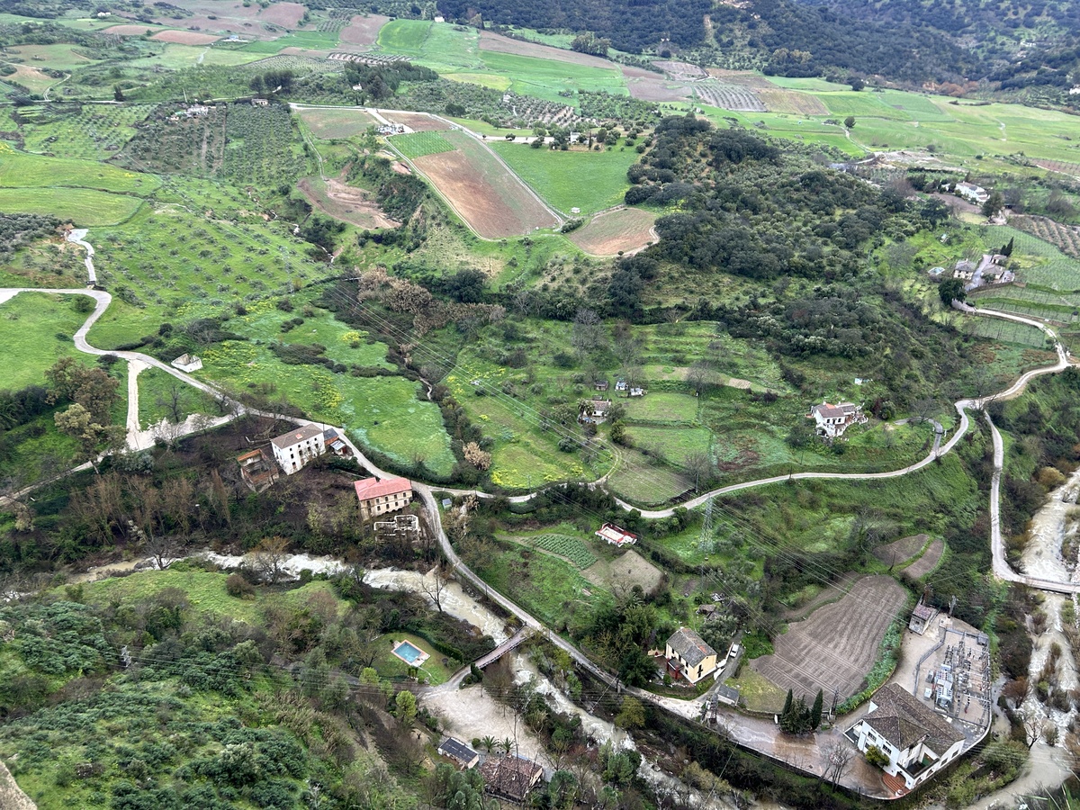 毛相林做为重庆市巫山县竹贤乡下庄村党支部书记立志改变全村贫穷闭塞的宿命1997年起带领乡亲以愚公移山的决心和毅力历时7年在绝壁上凿出一条8千米长的绝壁天路。路修通后他又带头引路、誓拔穷根因地制宜历时15年带领村民探索培育出柑橘、桃、西瓜等产业发展乡村旅游推进移风易俗提振信心士气让乡亲们改变了贫困落后的面貌。2020年村民人均纯收入达13785元是修路前的43倍。他43年不改初心使命不屈不挠、苦干实