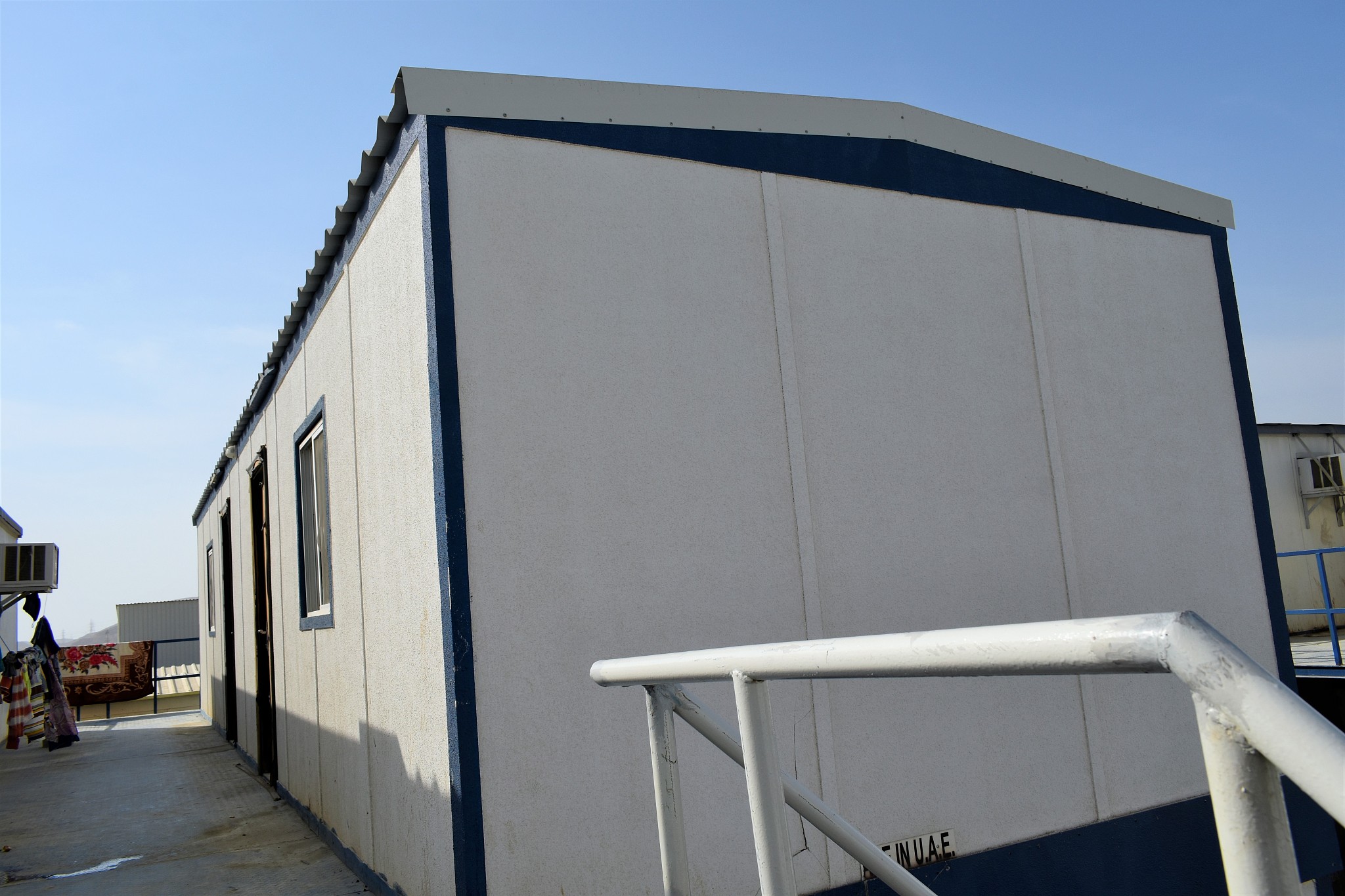 写一篇不少于500词的如何建造一个预制轻钢结构仓库的文章