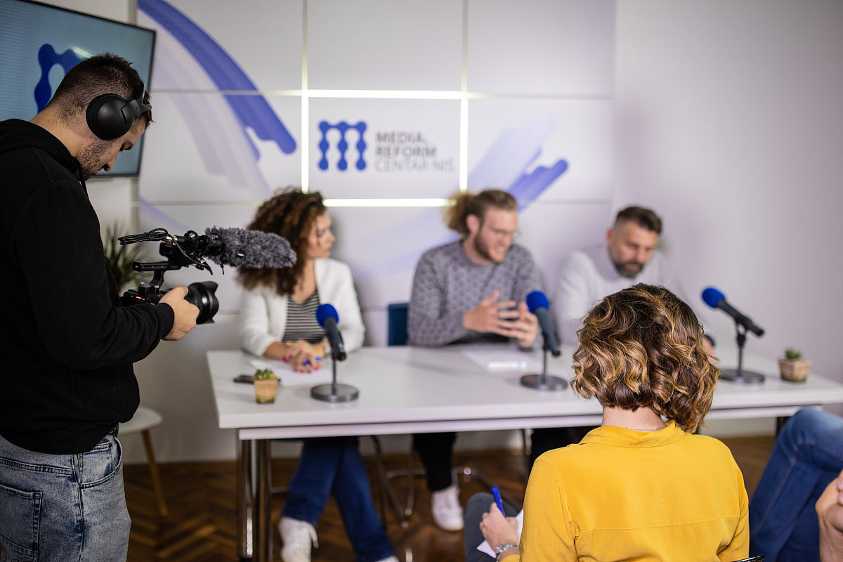 Requesting Your Assistance as Referee for UK Robotics Masters Program这是邮件标题。有语法错误吗？发给老师言辞合适吗？翻译成中文