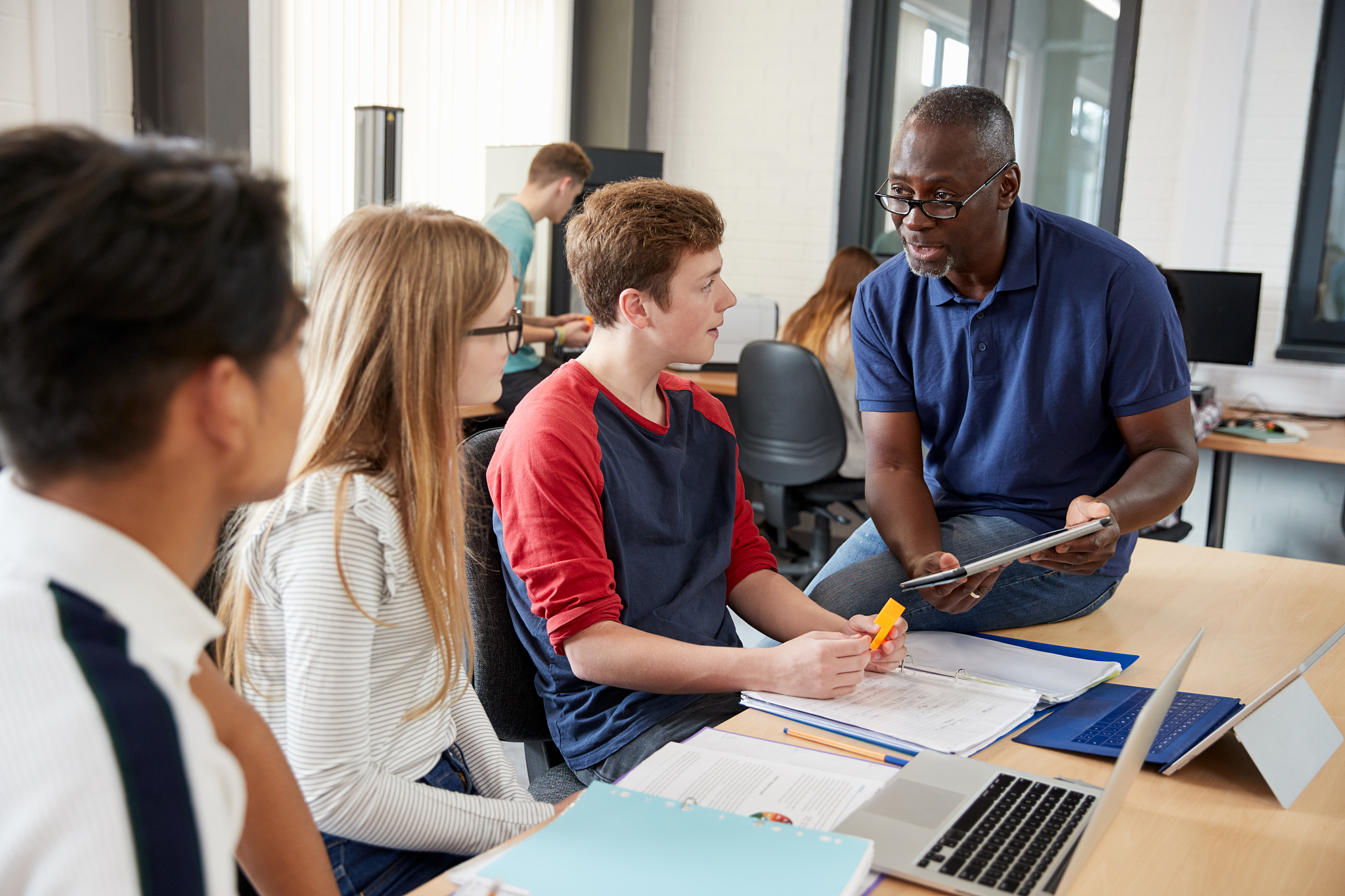 请以Effects of Teacher Immediacy on Learning写一篇不少于1500词的英文综述并指出现有现有研究的局限性。引用部分要来自高引用SSCI的真实文献并给出doi号。