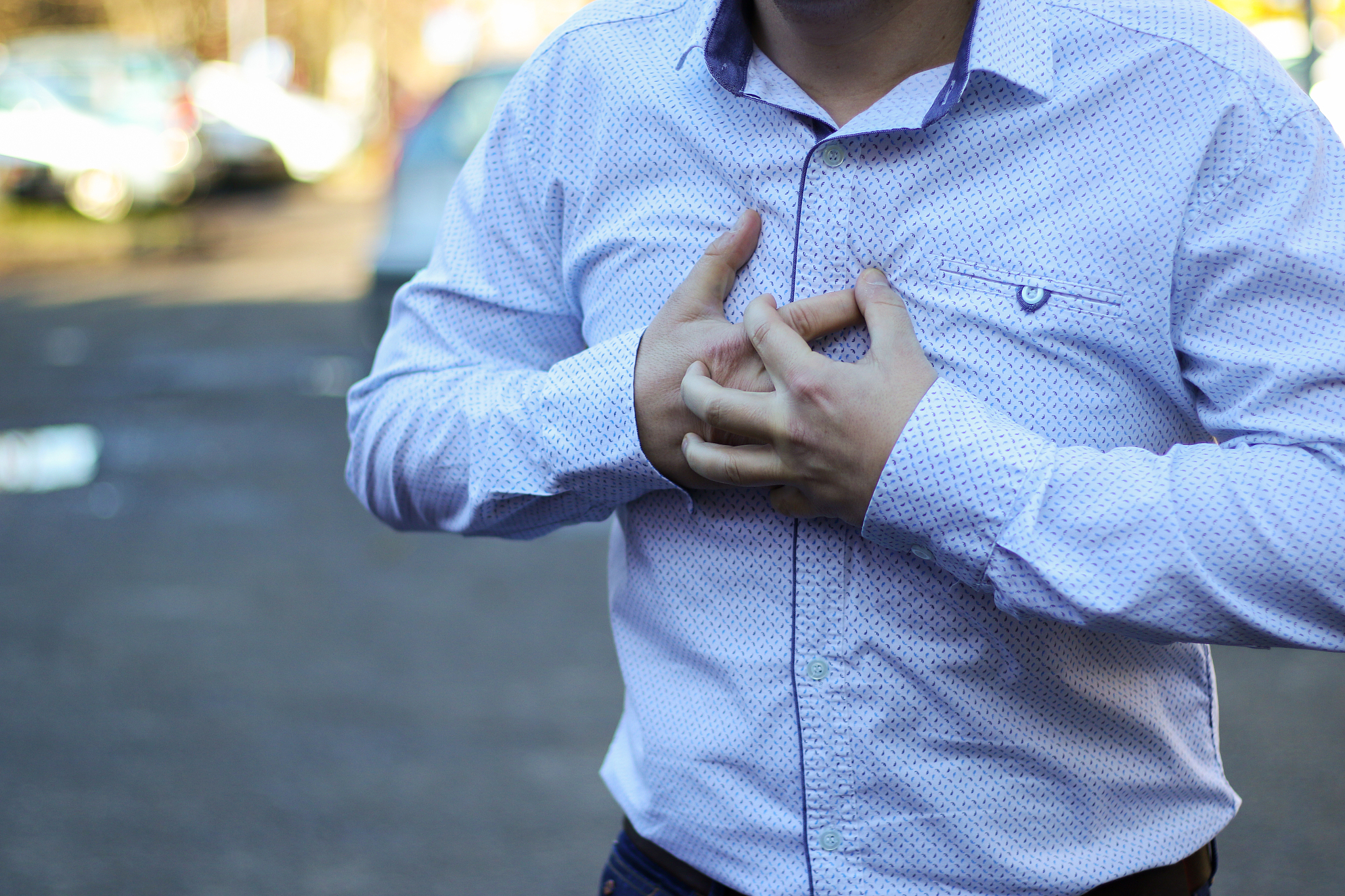 68岁男性胸痛气短水肿，呼吸困难怎么办？