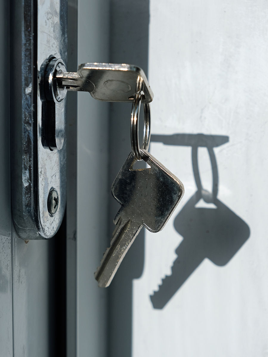 我家农村的把大门锁上了怎么能进入院子里