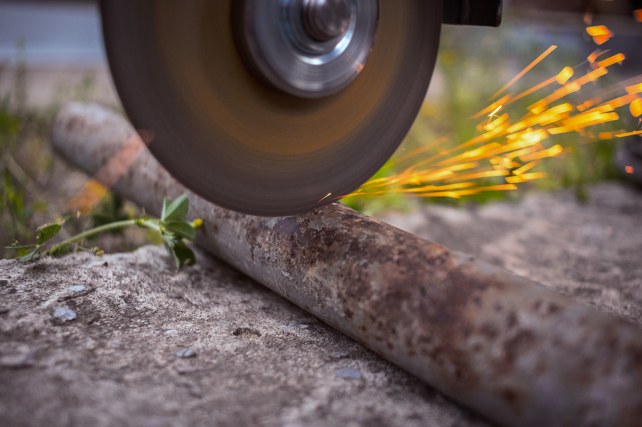builder cuts a metal structure with a lot of spindles by a grind