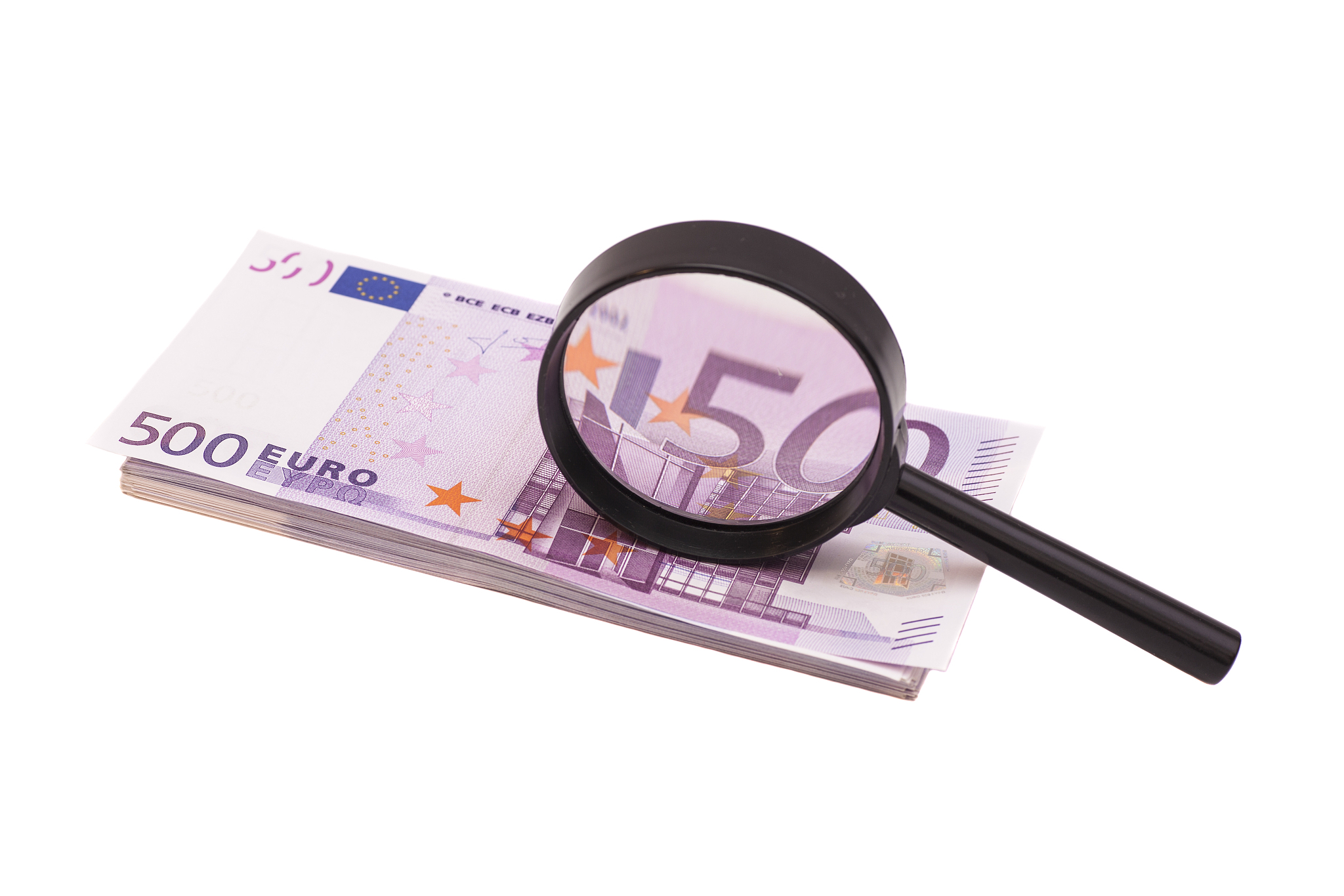 magnifying glass on 500 euros