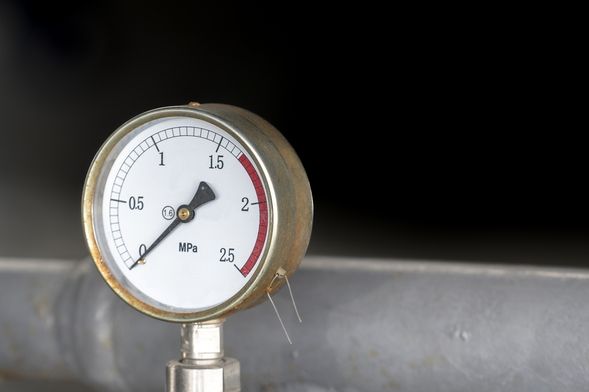 翻译
Never use liquid filled gauges with strong oxidizing agents, such as oxygen, chlorine, or nitric acid.