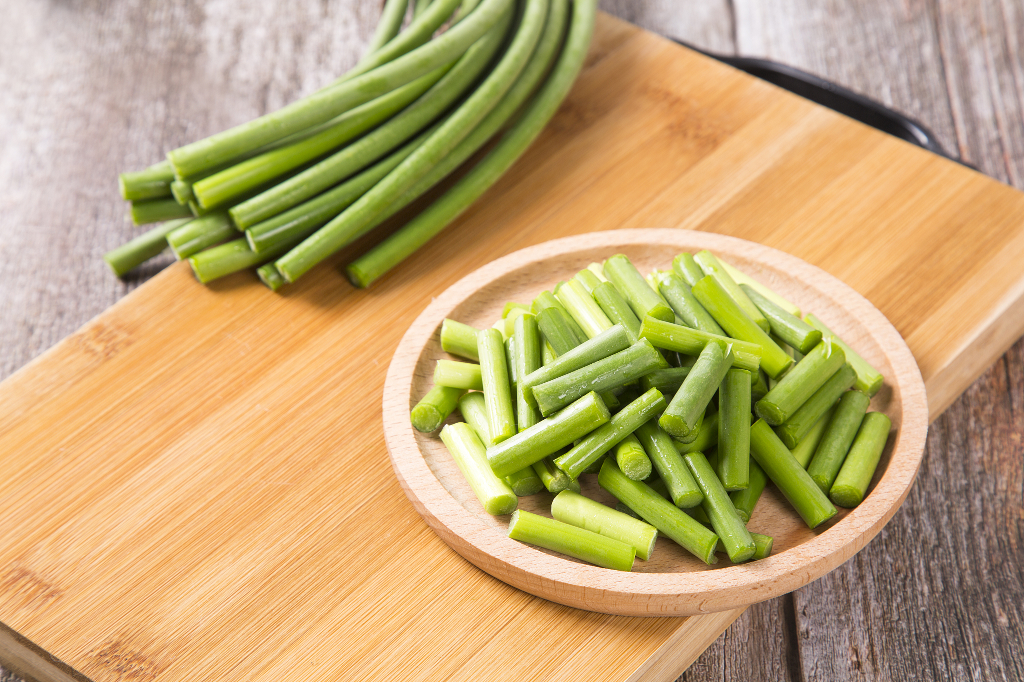 大锅菜用白泡蒜苔还是红泡蒜苔？口味和营养的双重选择