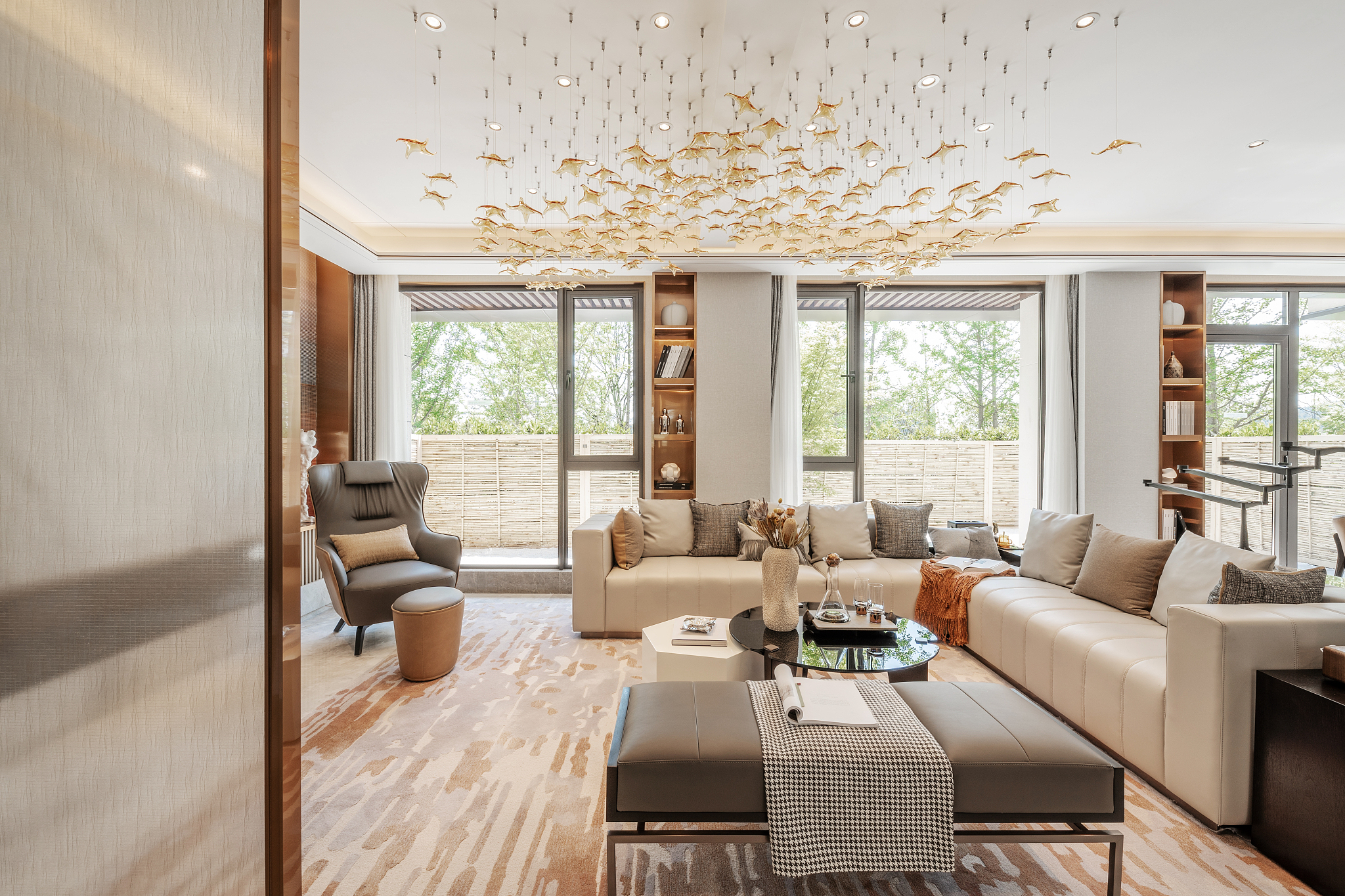 你正在撰写论文软装饰材料在室内环境艺术设计中的应用分析请进行顶面软装顶面料的应用分析写成一段话格式不少于500字。