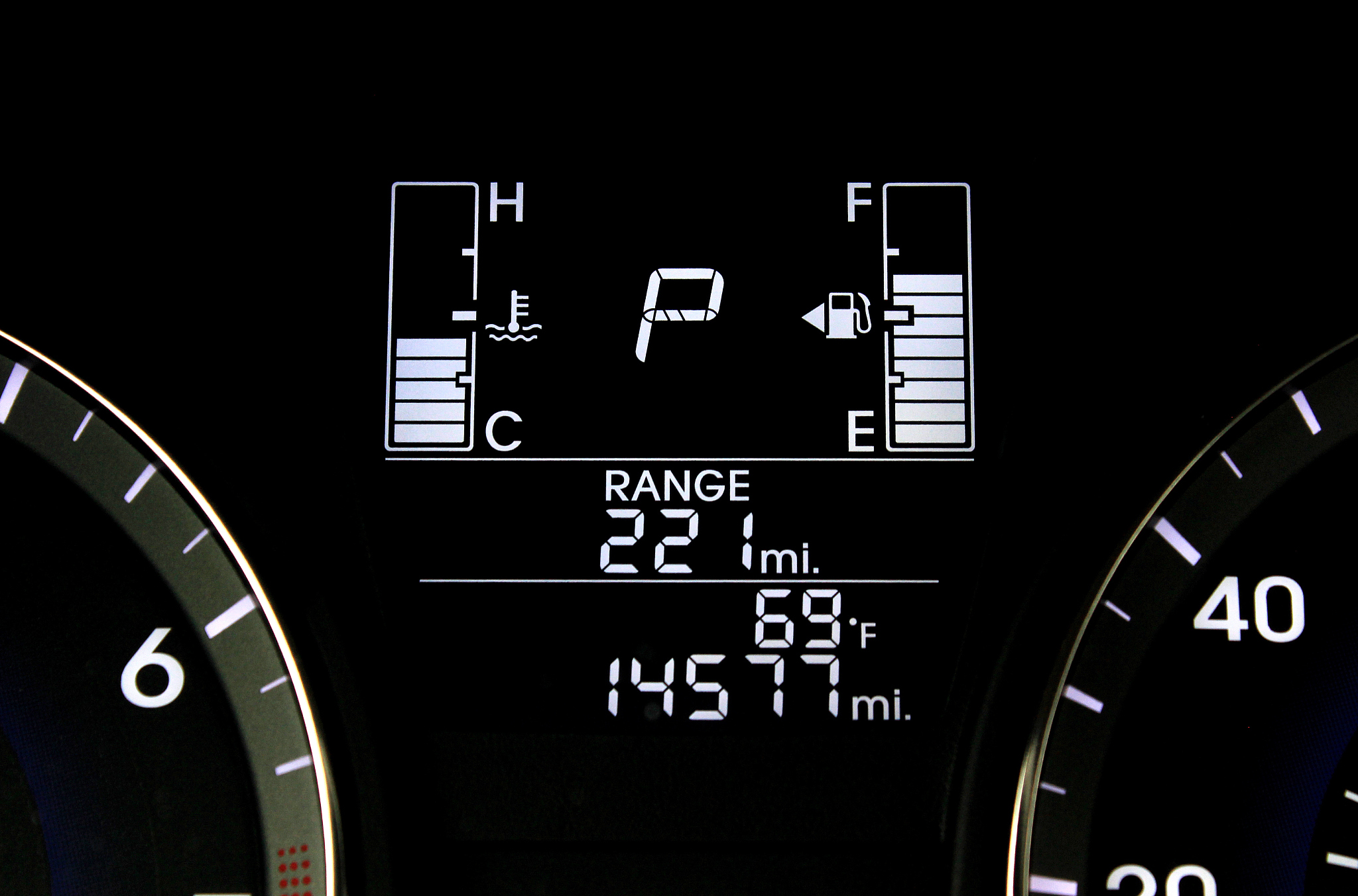 用Java写	计算油耗情况 每位司机都关心车辆的油耗情况。有位司机记录了自己行使的公里数以及每次加油多少升。请设计一个程序要求输入行使的英里数以及每次加了多少升汽油。程序应计算并显示每次加油后每升汽油可供行驶多少公里。程序还应综合所有的输入计算并输出每升汽油可以供行驶多少公里