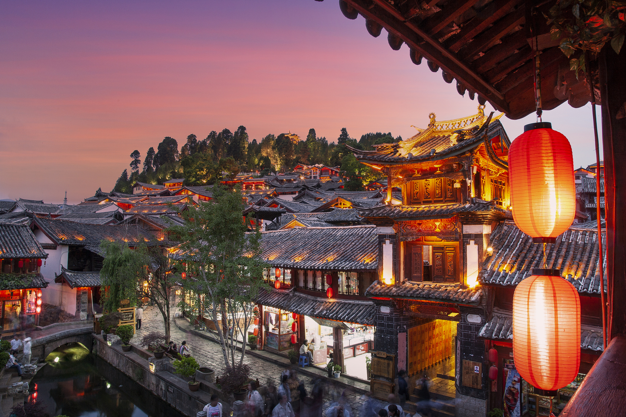 给下面这段文字进行加工扩充使其结构完整有感染力普通人的思路是：给工人一个馒头他就会干一个小时的工作。如果你想让工人再干一个小时你需要再给他一个馒头。东亚人的思路则是：第一天工头给了一百个人一个馒头告诉他们干活最多的人会得到它。第二天工头又给了一百个人一个馒头告诉他们干活最多且说话最好听的人会得到它。第三天工头先让工人干活然后拿着一个馒头和小舅子分享回来后给工人一些馒头渣泡水喝。工人抱怨说吃不饱但工