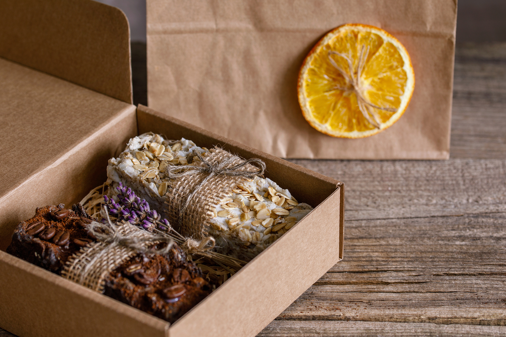 请翻译工厂有2个皂脚灌每次满了就会清空并进按罐容进行一次计量