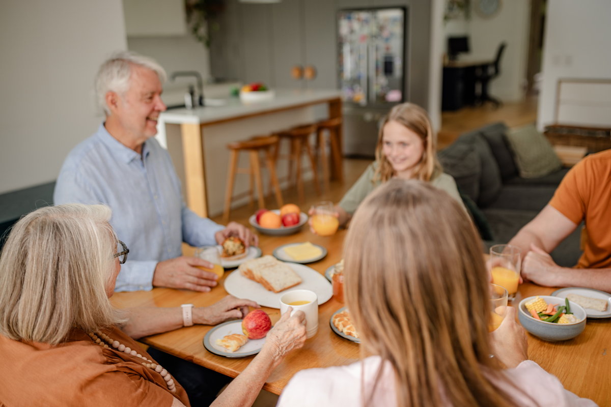 请以《Dollar Menu美元菜单》章节中提到的家庭为例父亲因不健康饮食罹患糖尿病描述美国工薪家庭面临的食物选择困境。并分析造成这种选择困境的原因。