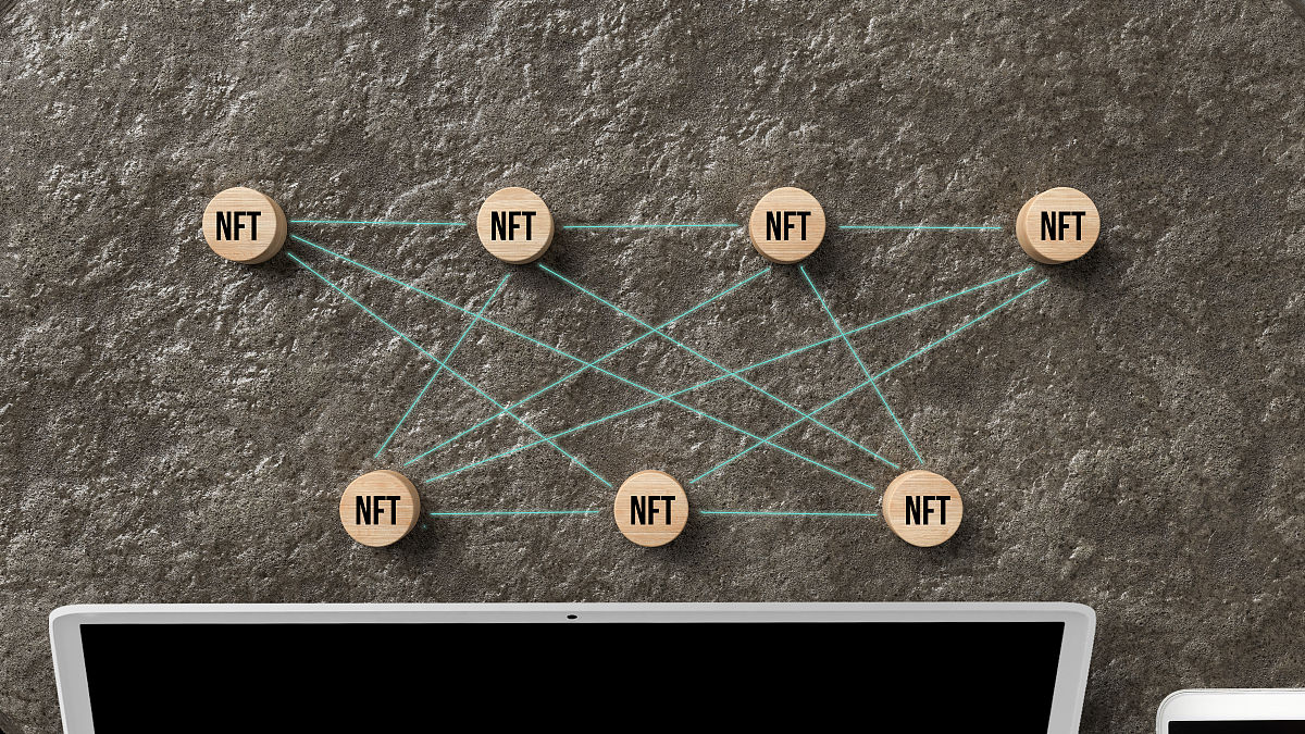 用中文润色这句话黑盒测试有一种特殊的测试方法被称为等价类划分法等价类划分法不用去关注于程序的内部结构需要专注于需求规格说明书对输入和输出的要求需要进行分解并加以区别。