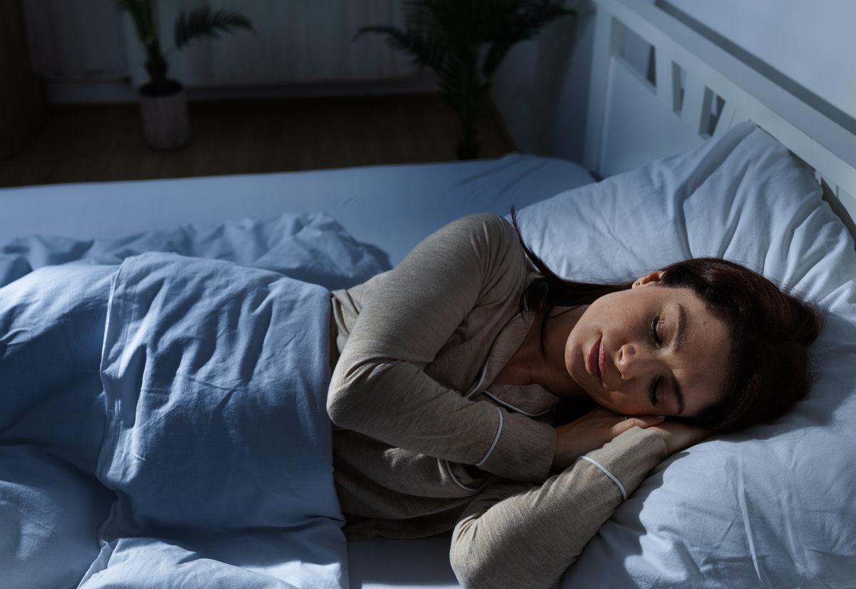 女人在安静的房间里,夜晚睡在床上