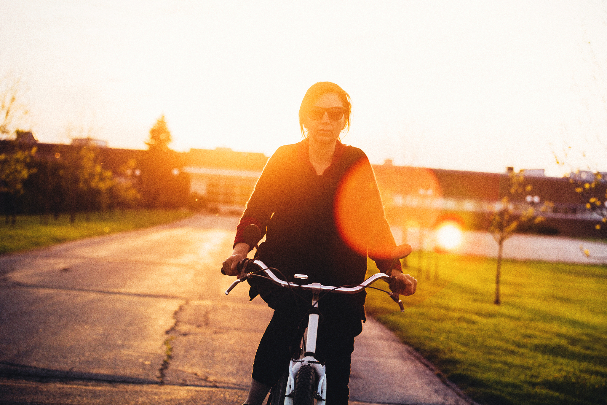 一名红衣男子骑着自行车行驶在一条空旷的马路上请用以上文字编写一段伤感文案