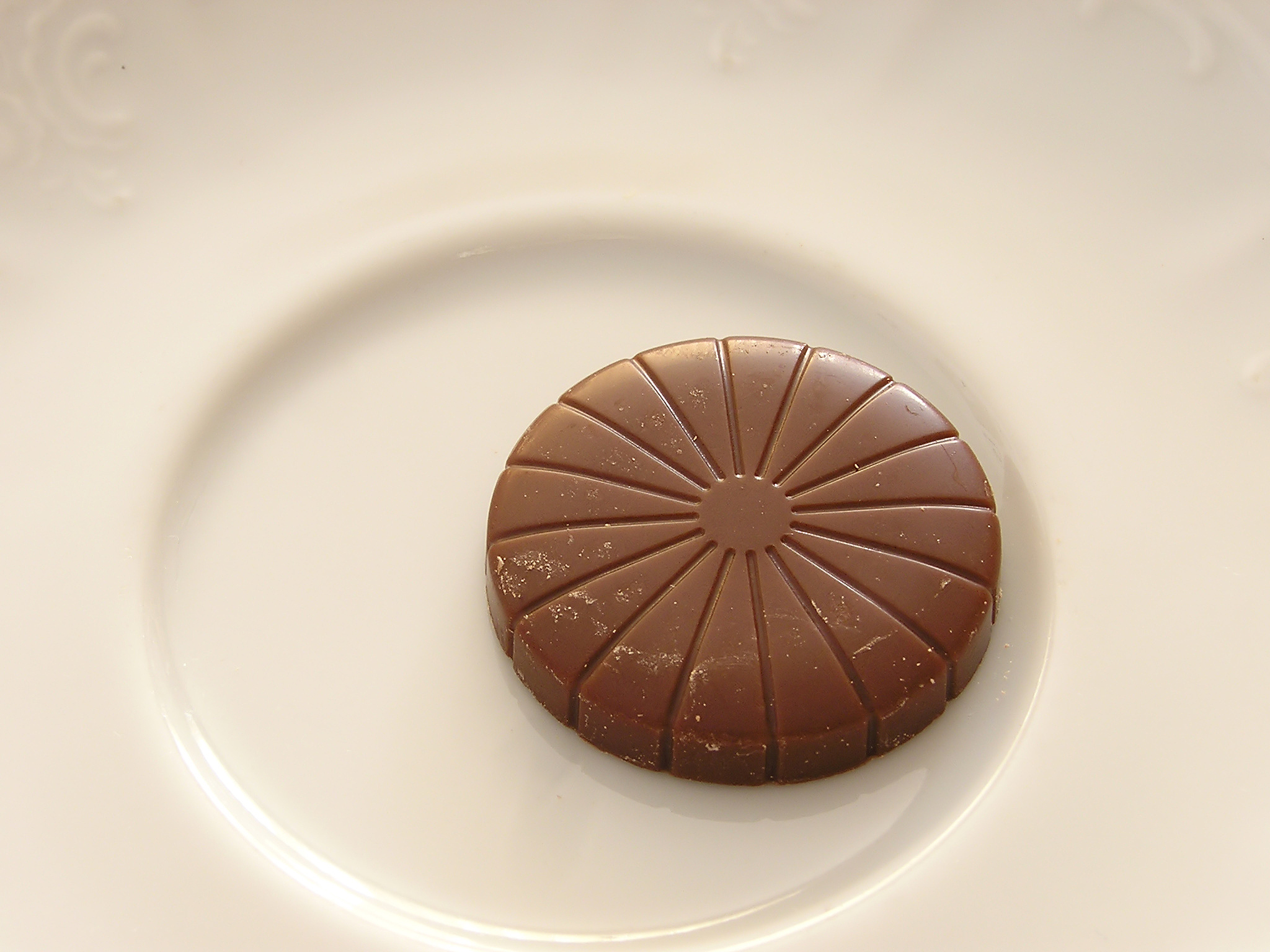 Please mimic a human and anwser Why do you think chocolate is popular around the world please anwser within 2 minutes be oral and casual