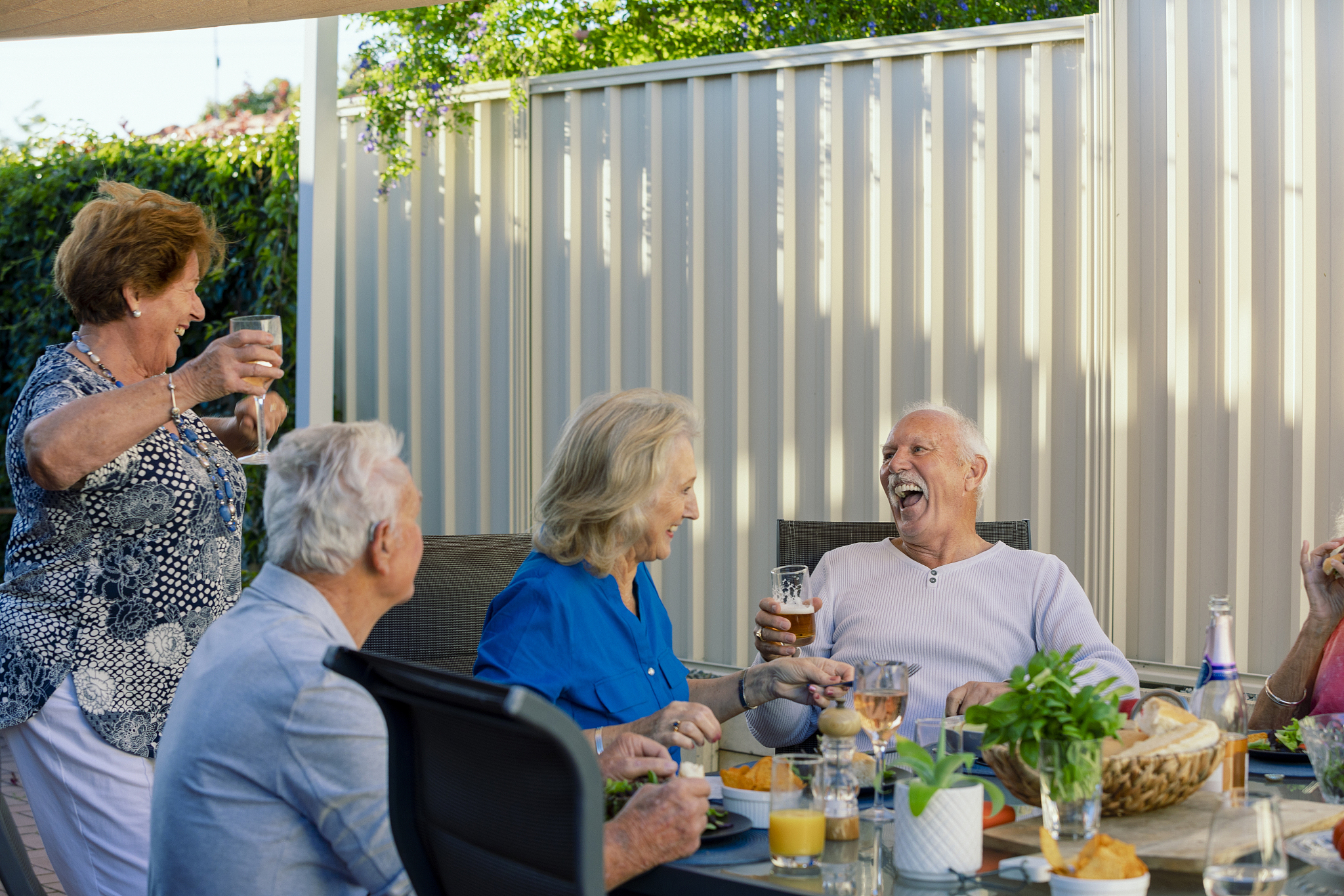 围绕Young people enjoy life more than older people do写一篇英语作文300～500词左右