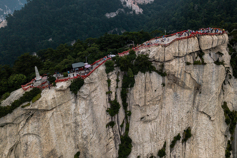 华山地理奇观: 险峻地貌与云海奇景