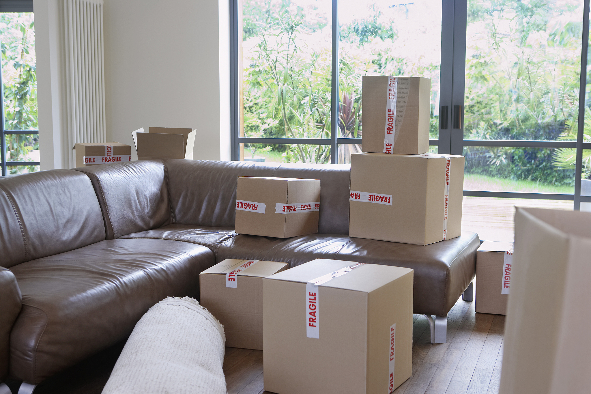 家具用户定位为经常需要搬家 但是又需要符合用户自己喜好的家具 家具本身具有重复组装、使用的特点，要求轻便 便于运输，易于组装，同时也要顾及空间环境对这类产品及用户的限制 ，研究内容和意义