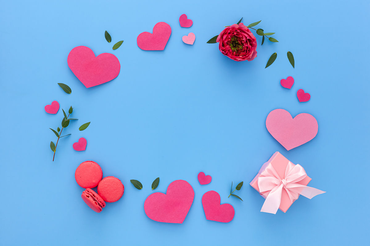 感动瞬间：分享玩具的小女孩