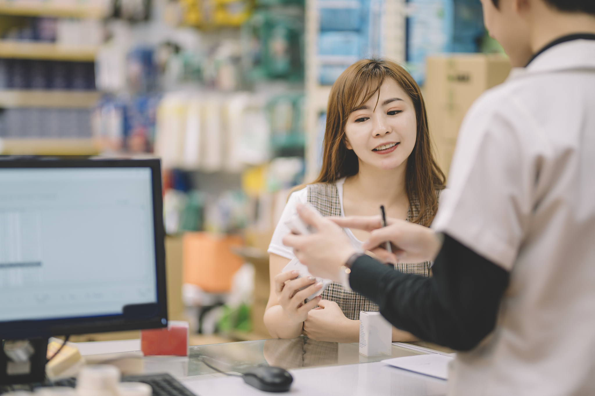 美化下面文章并给补充互动性结尾在中国有句古话叫做半个馒头也不浪费这句话不仅仅是关于节约粮食的更是反映了东亚人的思维方式。普通人的思路是：给工人一个馒头他就会干一个小时的工作。如果你想让工人再干一个小时你需要再给他一个馒头。东亚人的思路则是：第一天工头给了一百个人一个馒头告诉他们干活最多的人会得到它。第二天工头又给了一百个人一个馒头告诉他们干活最多且说话最好听的人会得到它。第三天工头先让工人干活然后