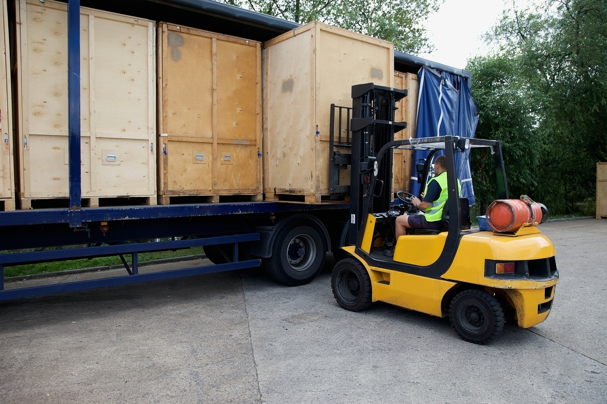 叉车属于工程机械帮我用210字详细描述