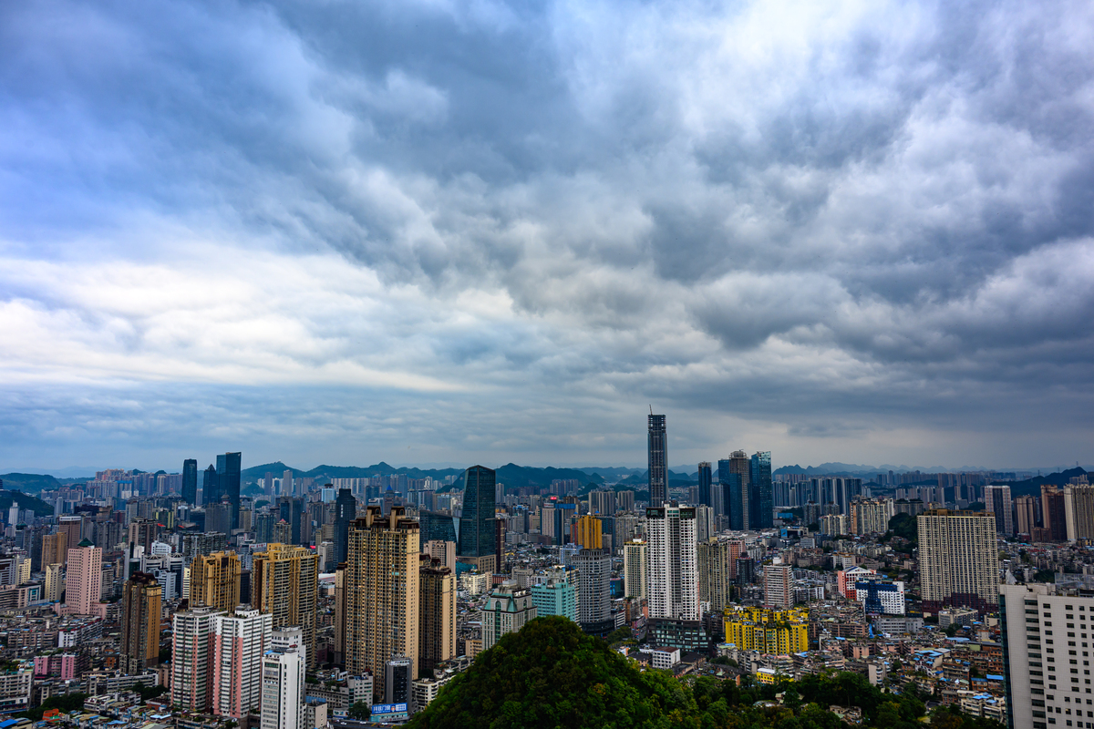刚从贵州回来,必须说句大实话:黄果树和苗寨确实震撼,但贵州真正的宝