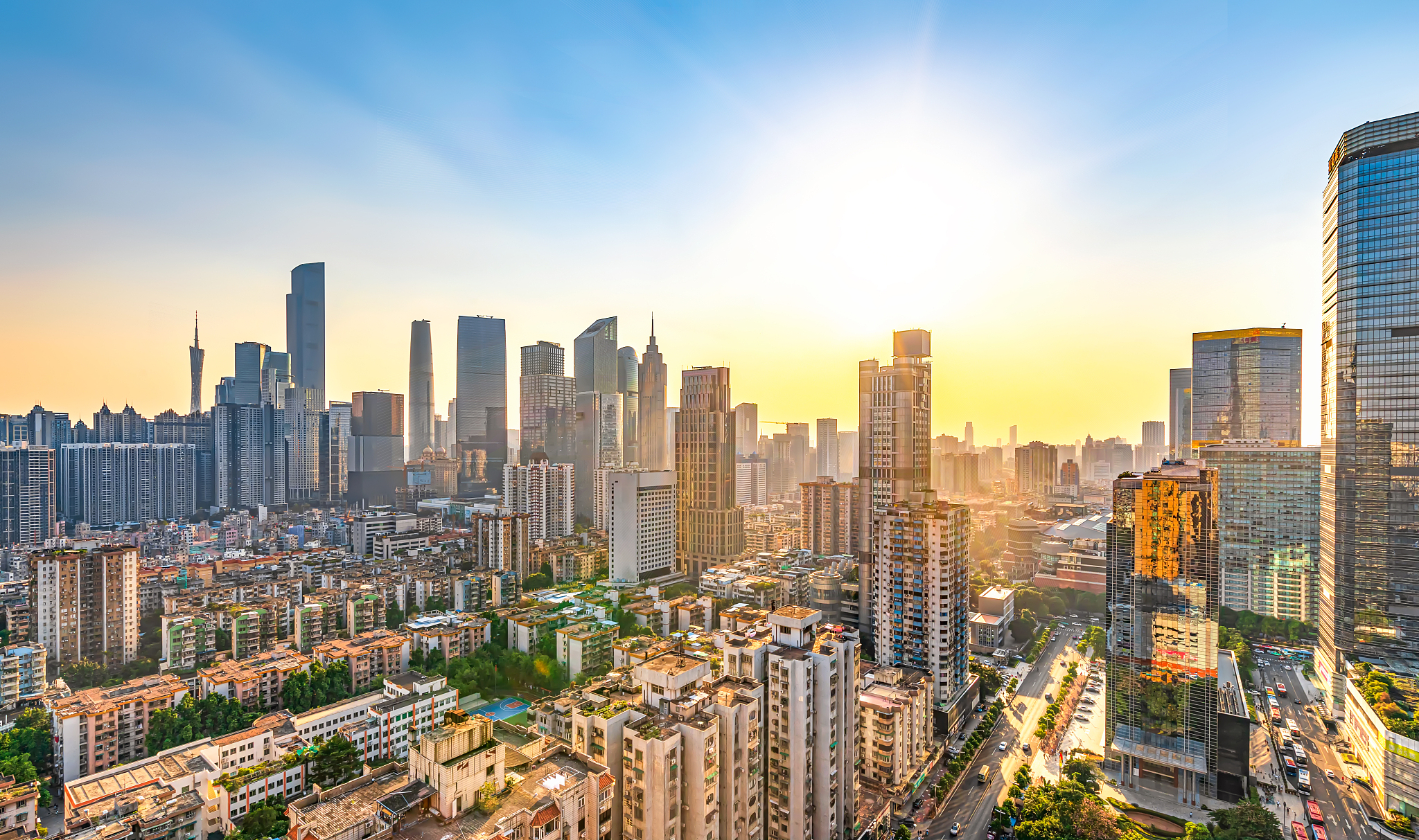 锐意进取的中国小城市近年来中国许多小城市开始锐意进取积极推动城市建设和经济发展成为国家发展的重要支撑。以下是其中几个典型的城市：1 安阳：安阳市位于河南省中部是一座历史悠久的文化名城也是中国冶金之都。近年来安阳积极发展现代制造业和服务业大力引进智能装备、高端材料等先进技术和产业形成了以冶金、机械、新材料和信息技术为主导的现代产业体系使经济不断增长。2 德阳：德阳市位于四川盆地东部是西南地区的重要城