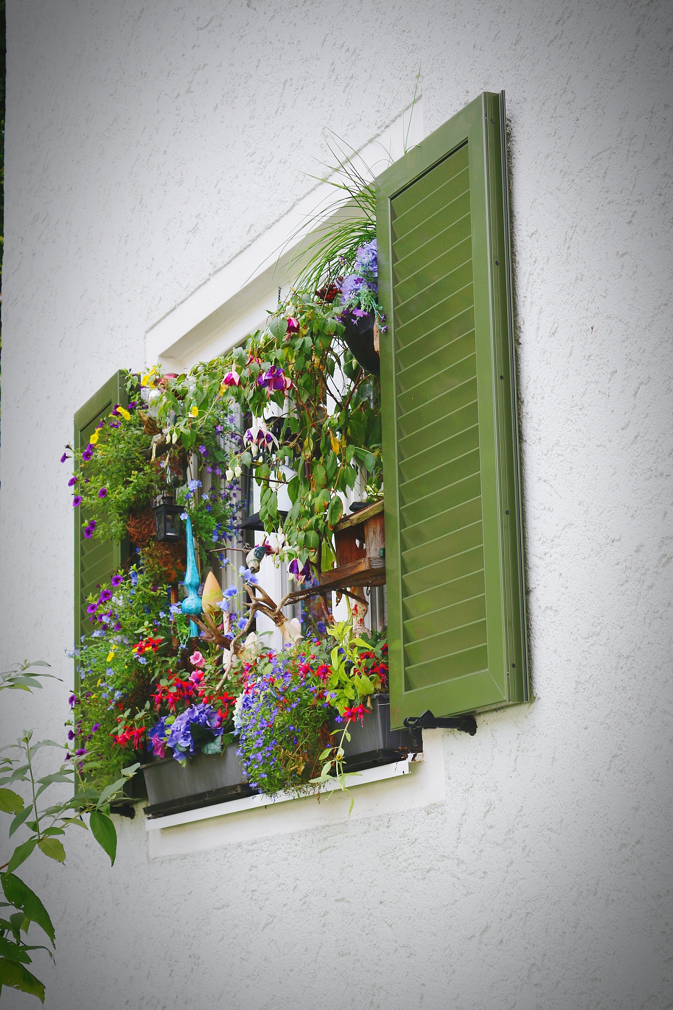 用美式英语写5条关于Exquisite Home Wall Decoration Butterfly And Sunflower Home Decoration的好评以及其好评标题。结果格式为标题：好评内容。
