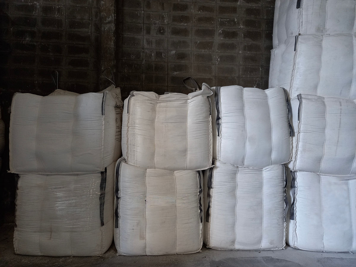 阐述黏胶纤维制备过程中如何实现纤维素的溶解以及如何使已溶解的纤维素重新析出成纤