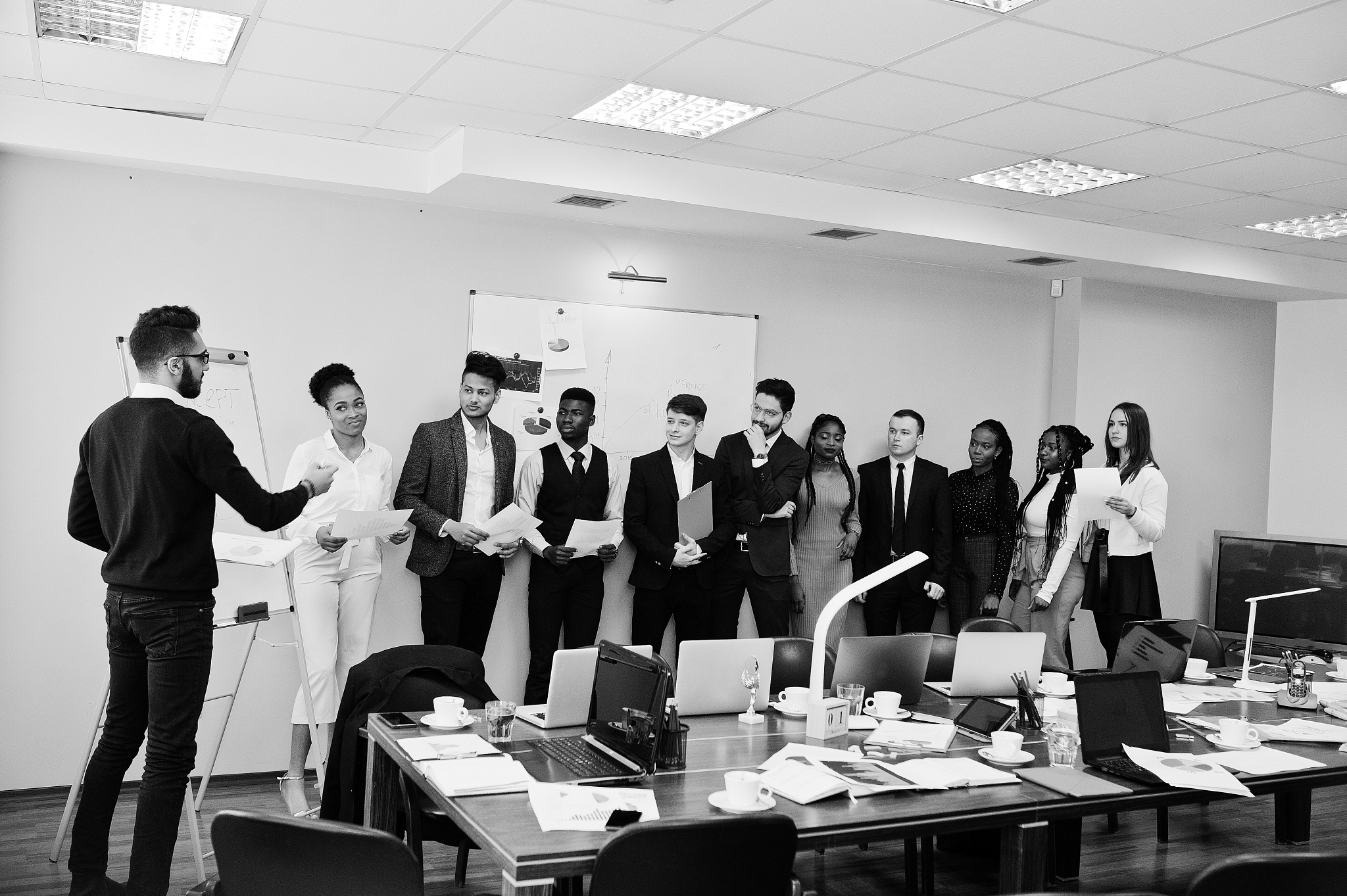 在实习期间我发现公司的产品和服务质量很高但是在销售环节中有时候需要更好地与顾客沟通和了解顾客的需求提供更好的产品和服务。因此我建议公司加强培训和指导提高员工的销售技巧和沟通能力更好地满足顾客的需求。此外我还建议公司加强员工的团队意识鼓励员工之间相互合作共同完成工作任务提高公司的整体效益。扩写一些 对工作单位的建议写500字