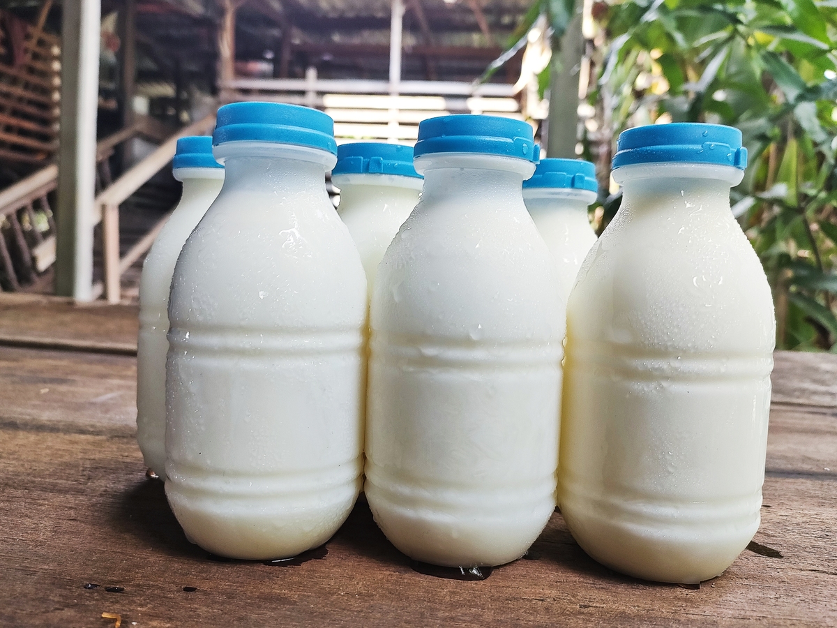 如何用5L和4L容器将20L桶中的牛奶分成2L